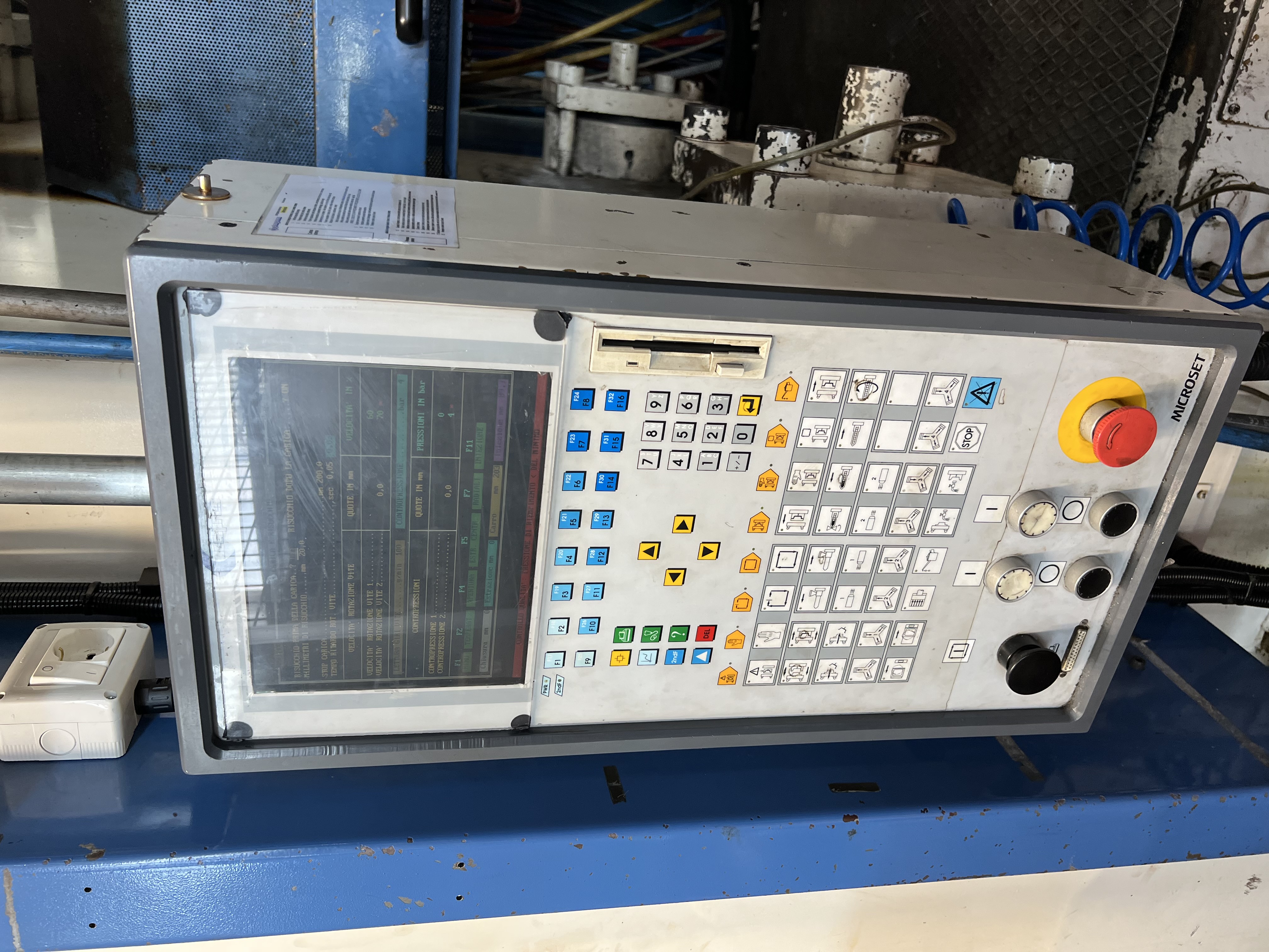 Pressa ad iniezione plastica Realpres 1100 in vendita - foto 2