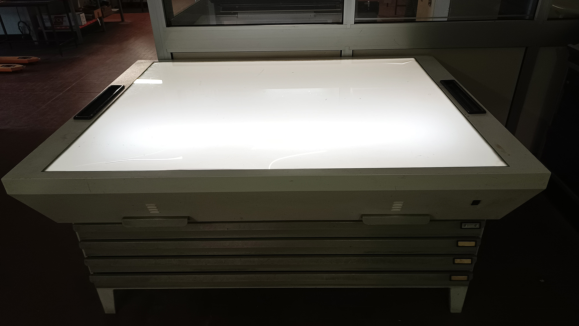 TAVOLO LUMINOSO CON CASSETTIERA in vendita - foto 2