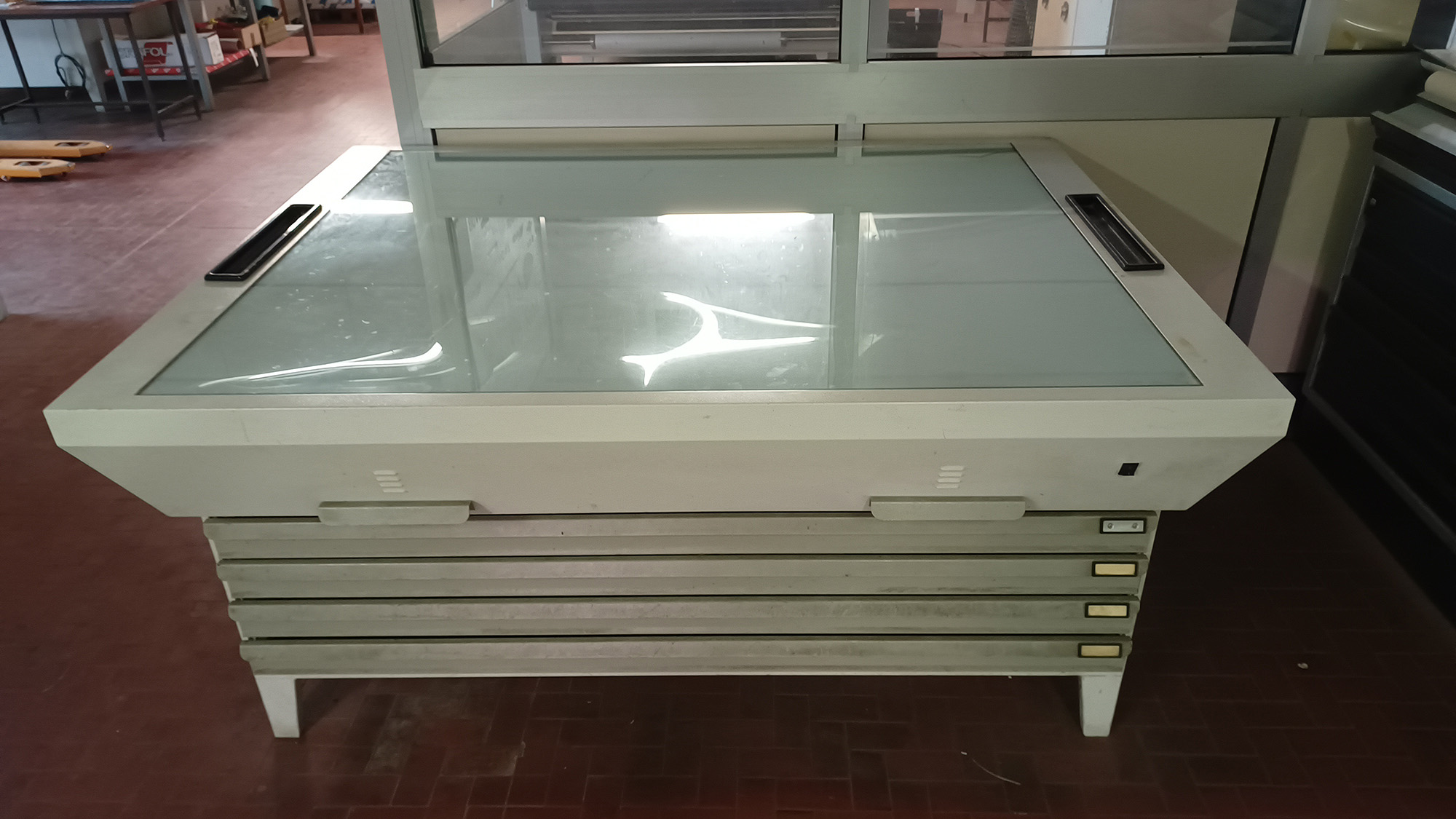 TAVOLO LUMINOSO CON CASSETTIERA in vendita - foto 1