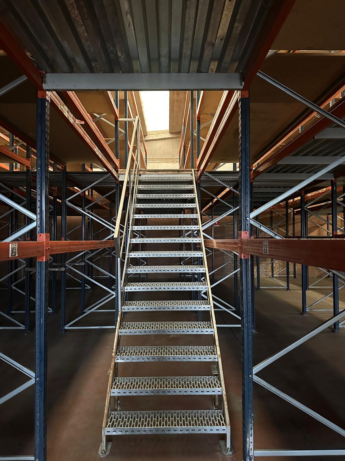 Scaffalature e sollevatori in vendita - foto 1