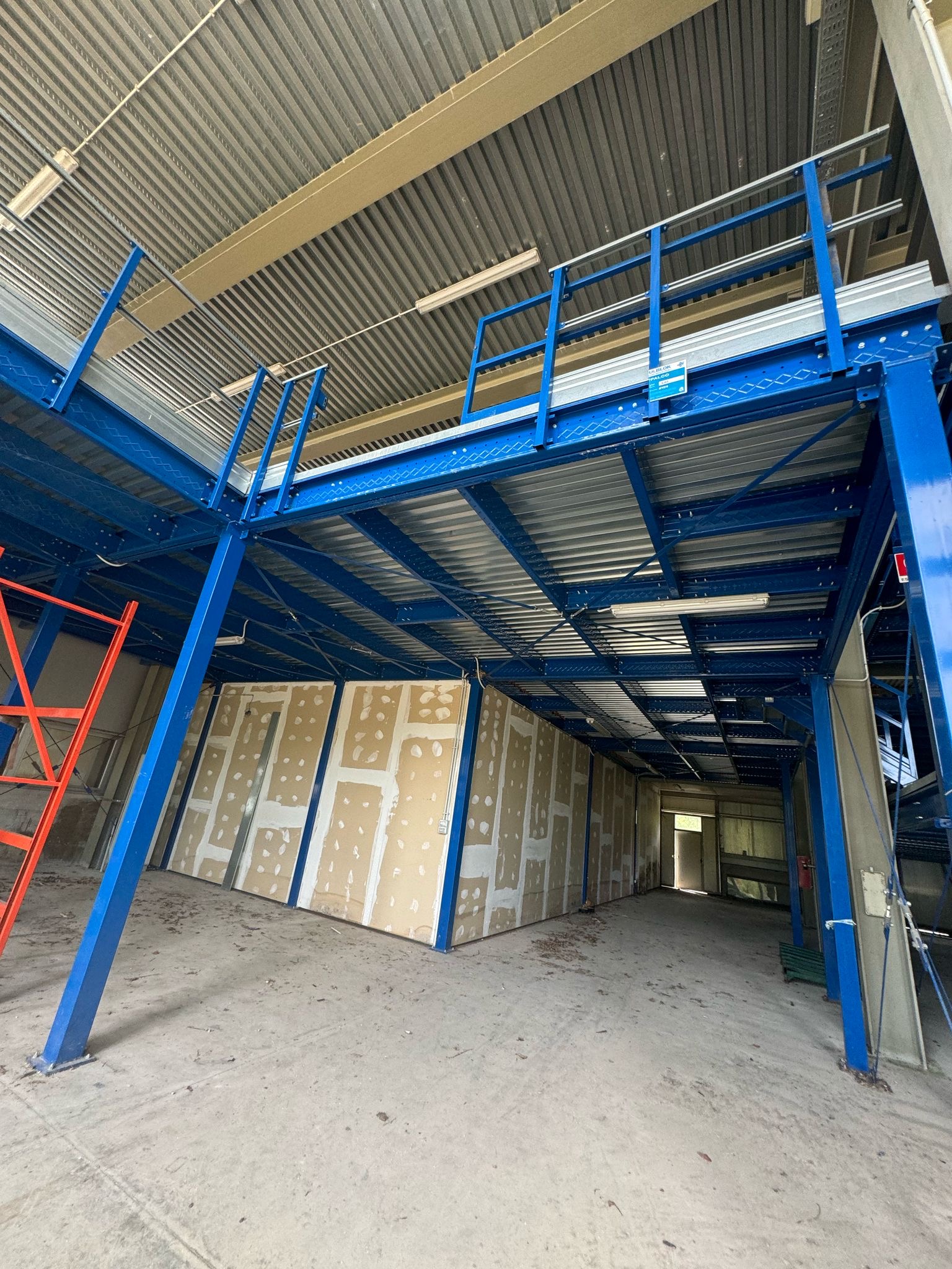Scaffalature e sollevatori in vendita - foto 1