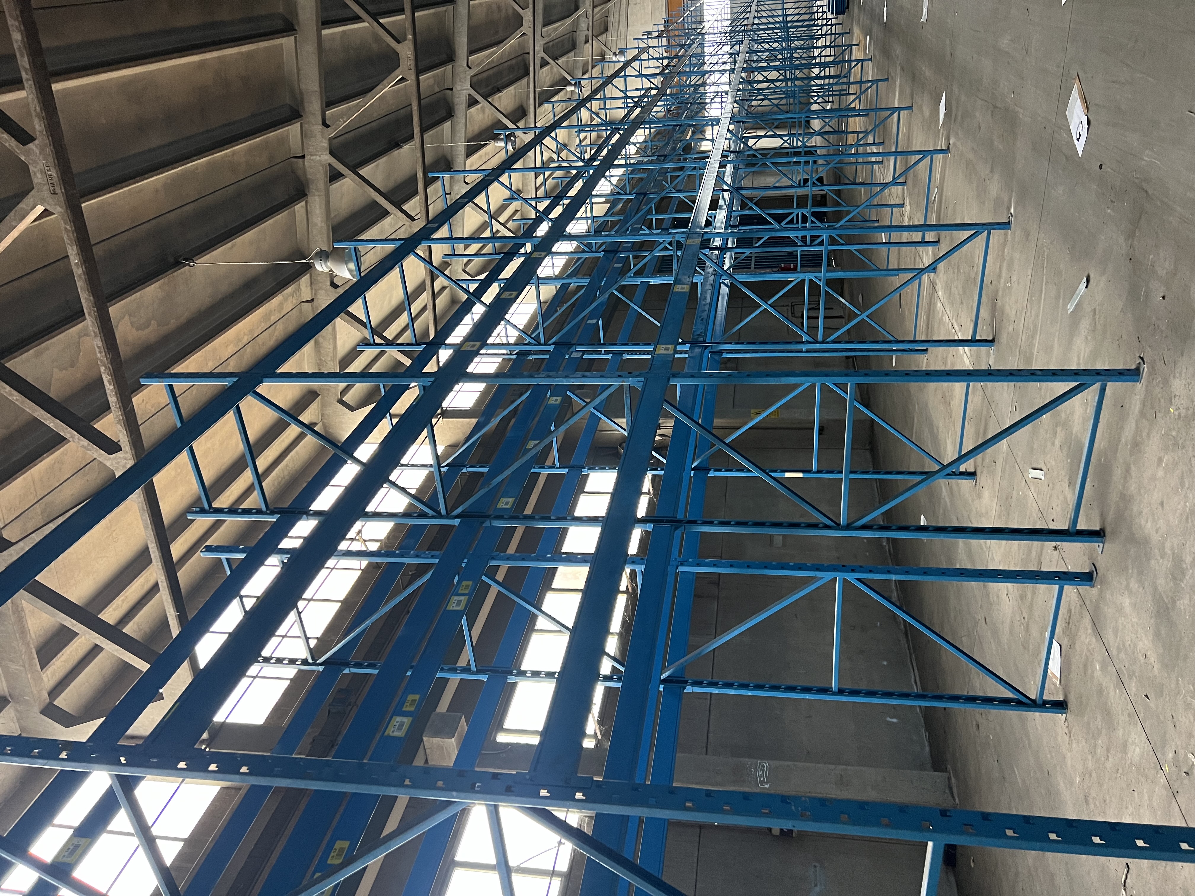Scaffalatura e macchinari  in vendita - foto 2