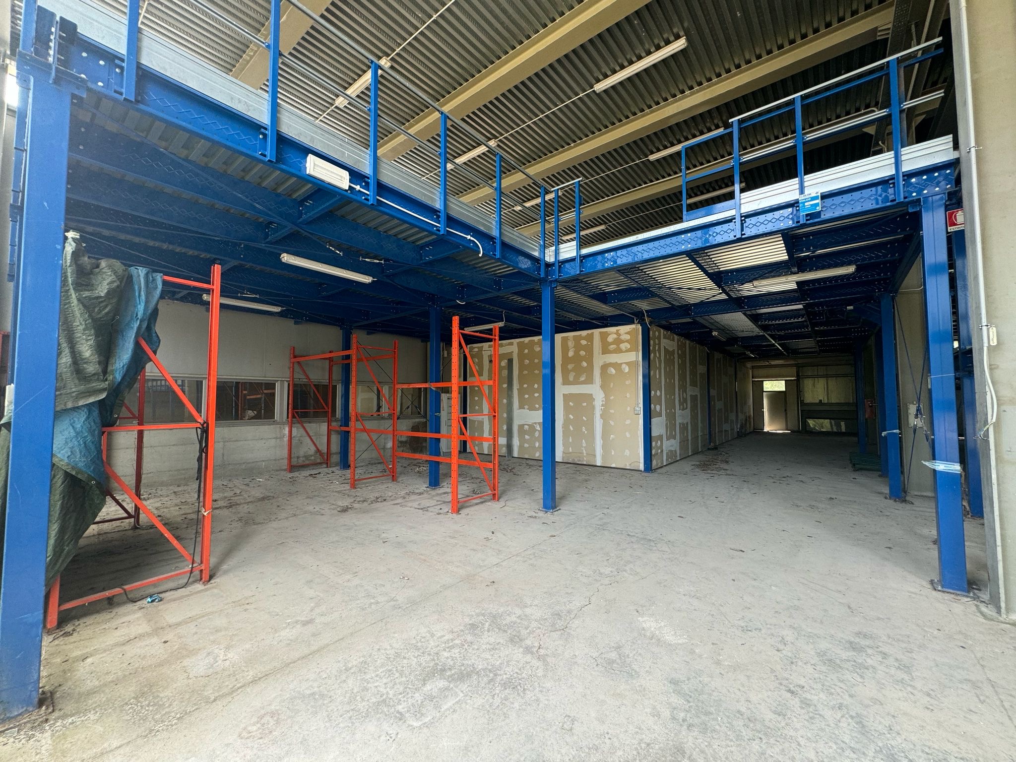 Scaffalature e sollevatori in vendita - foto 2