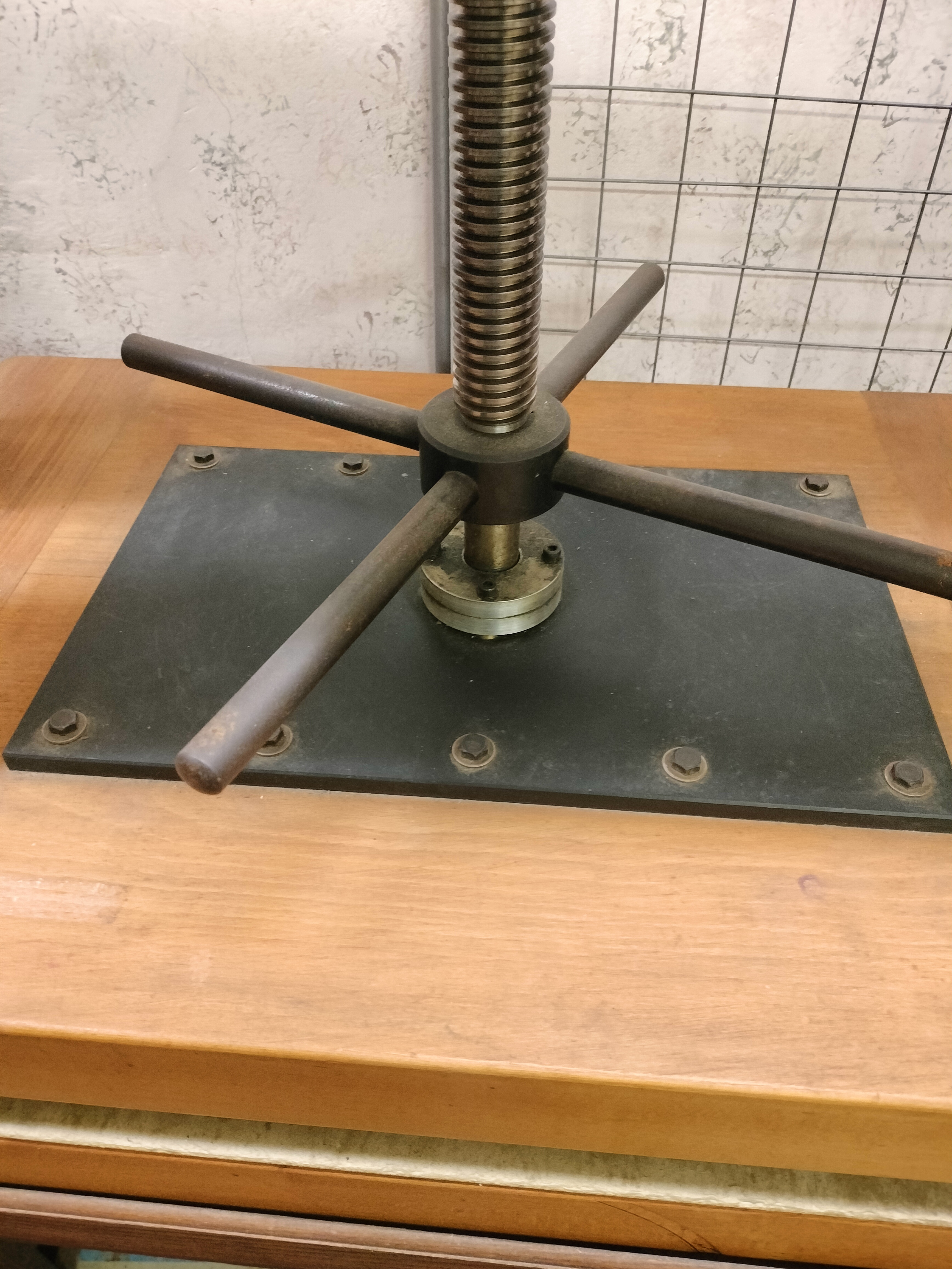 Torchio da rilegatura professionale in legno  in vendita - foto 7