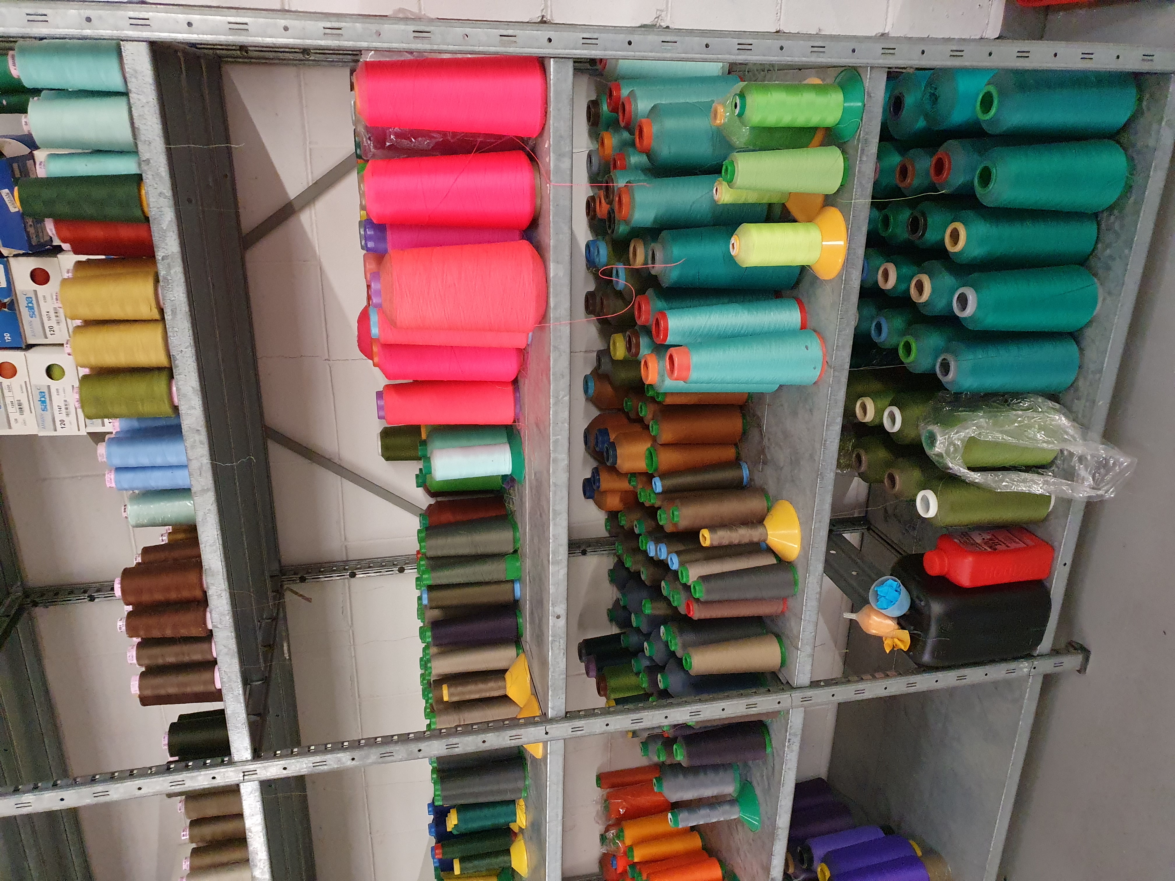 Cono di cotone colorato per macchina da cucire in vendita - foto 3
