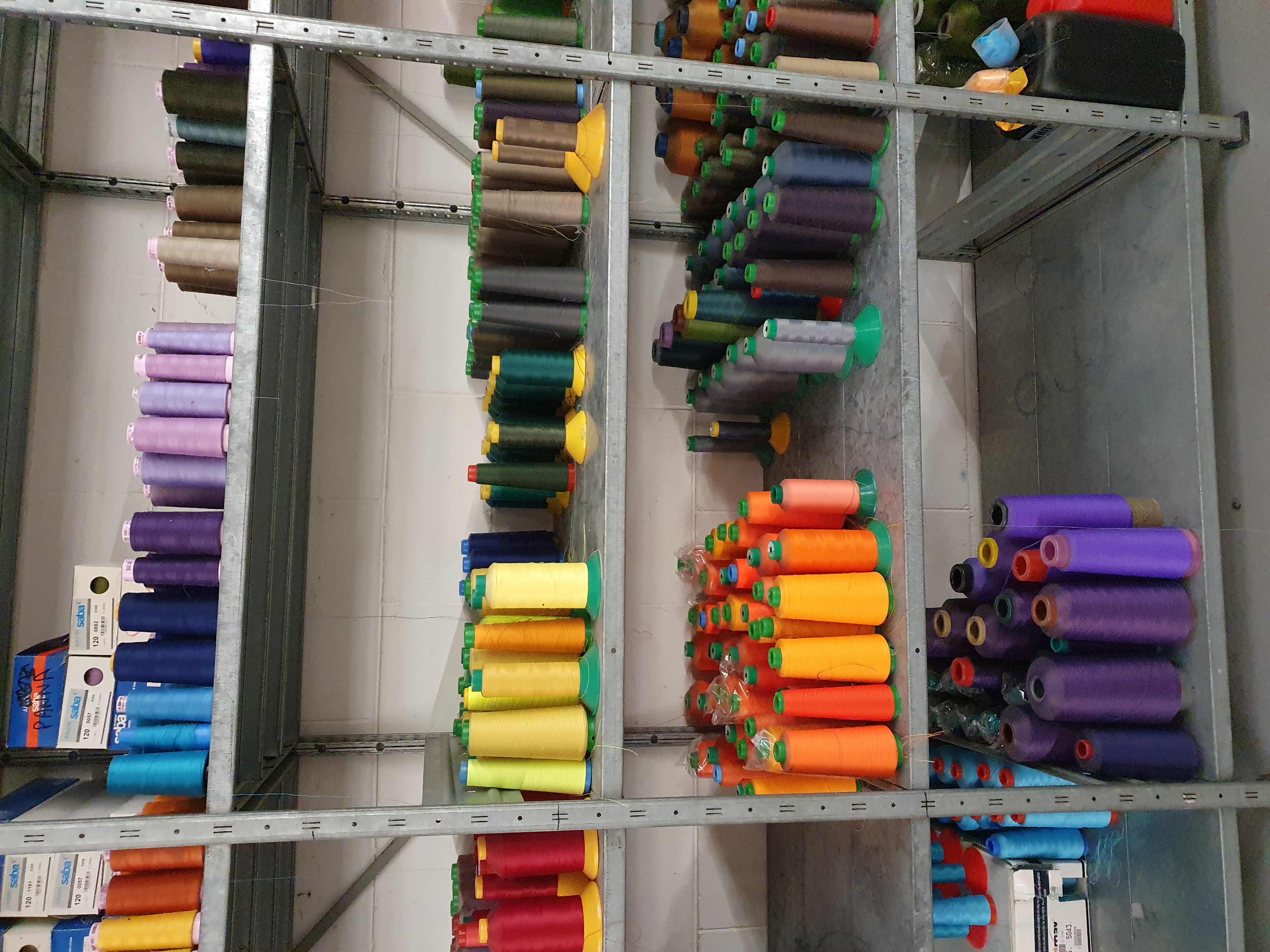 Cono di cotone colorato per macchina da cucire in vendita - foto 2