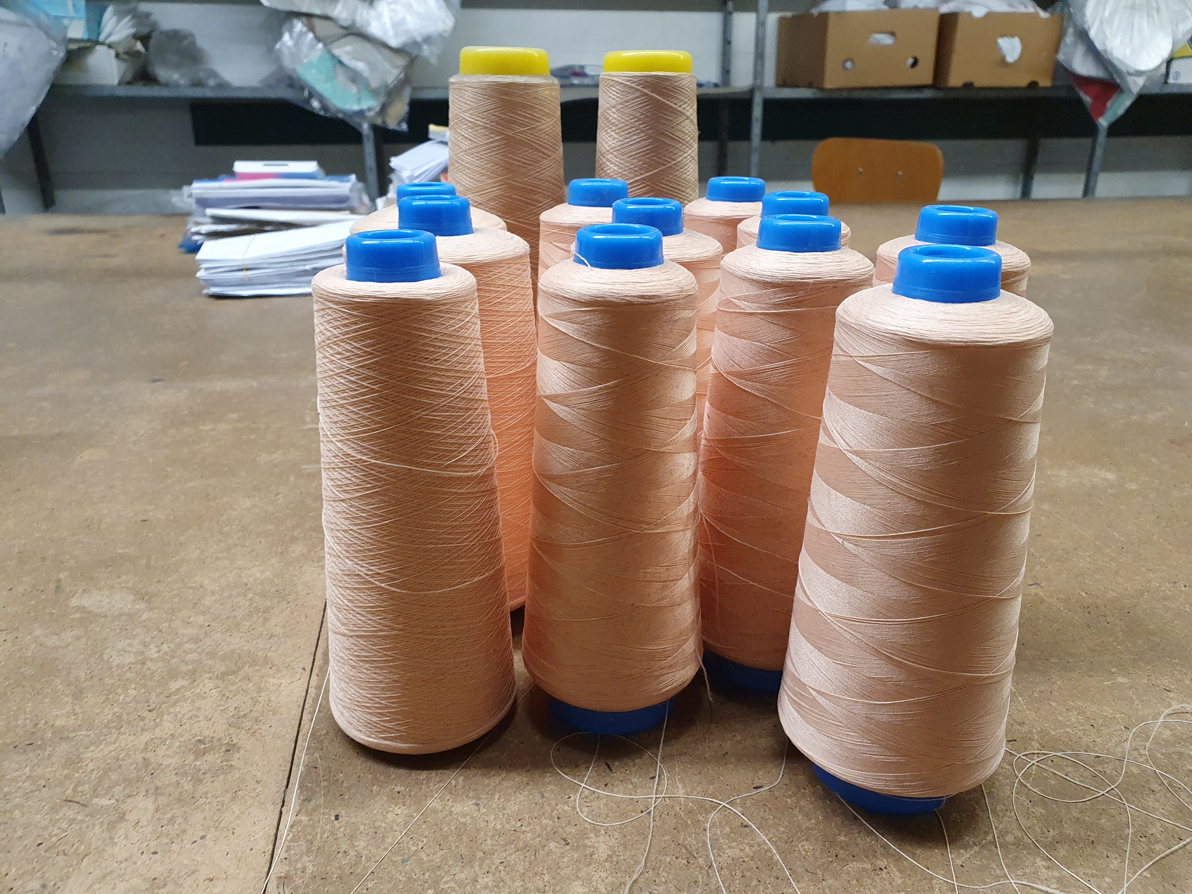 6 coni di filanca colore nudo per macchina da cucire in vendita - foto 1