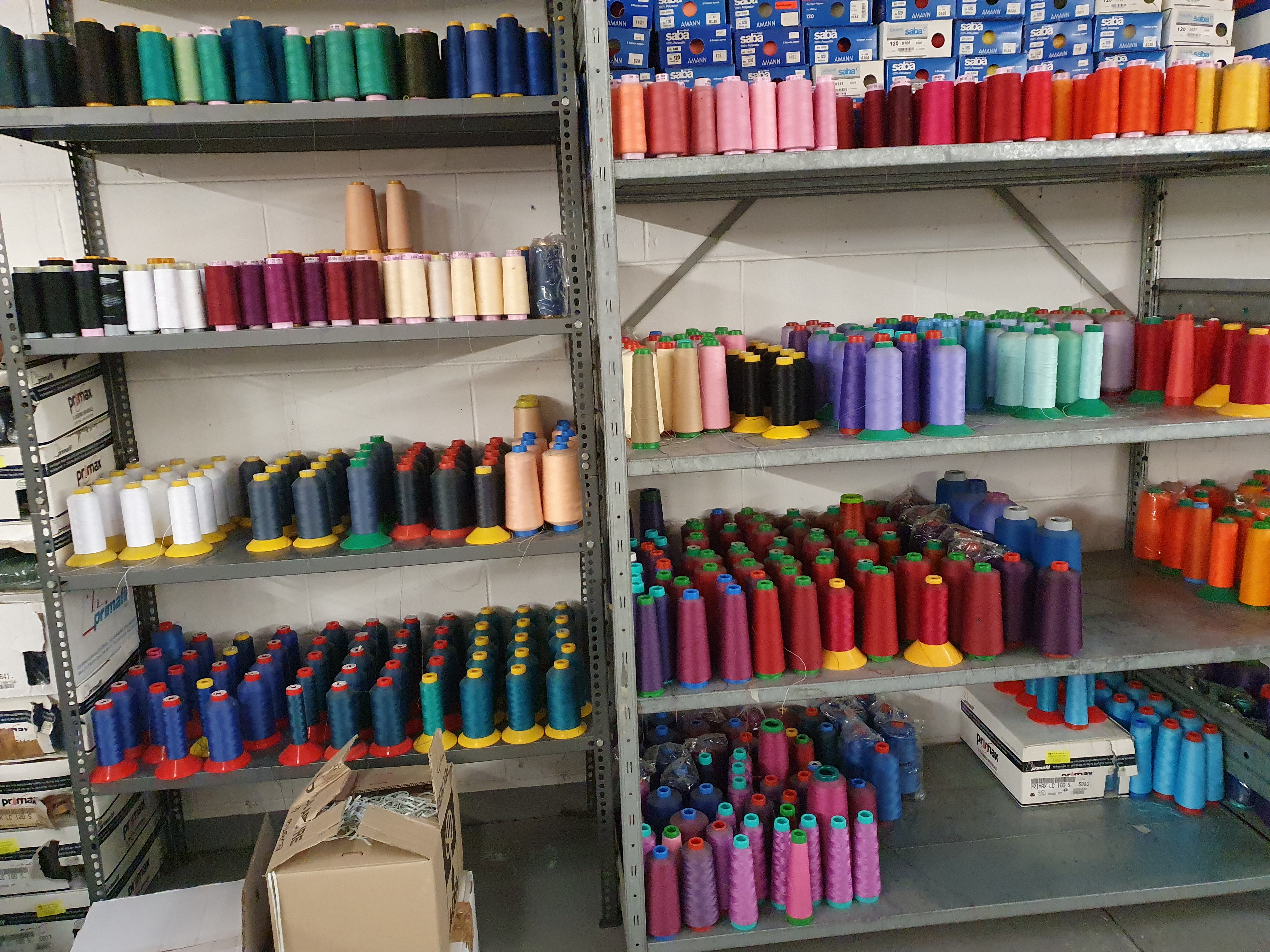 Cono di cotone colorato per macchina da cucire in vendita - foto 1