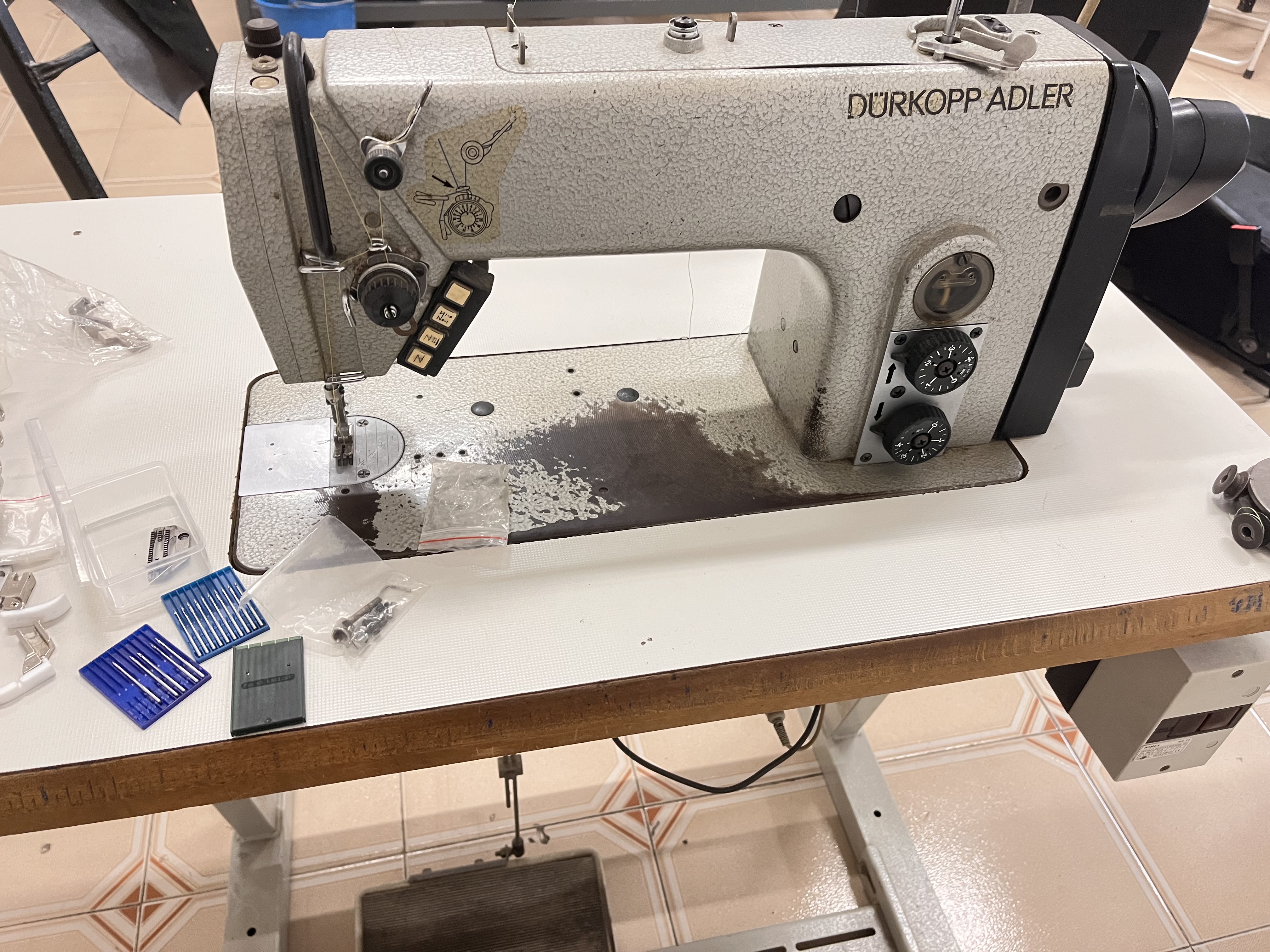 Macchina per cucire lineare rasafilo automatica in vendita - foto 1