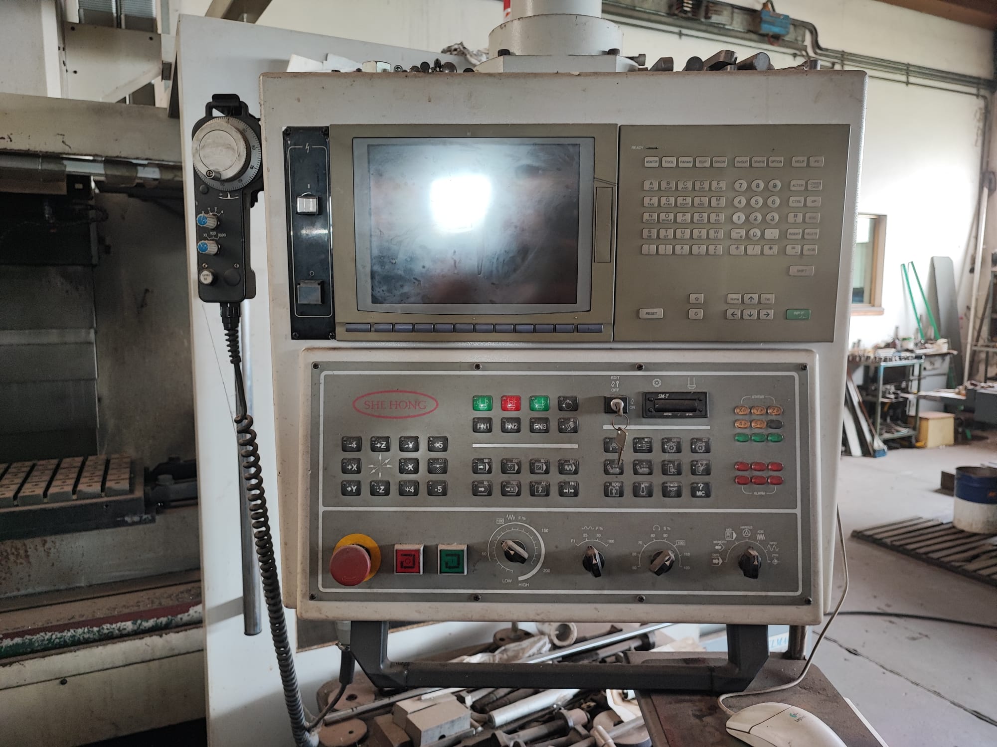 Centro di lavoro verticale SHE HONG VMC 1600A in vendita - foto 5