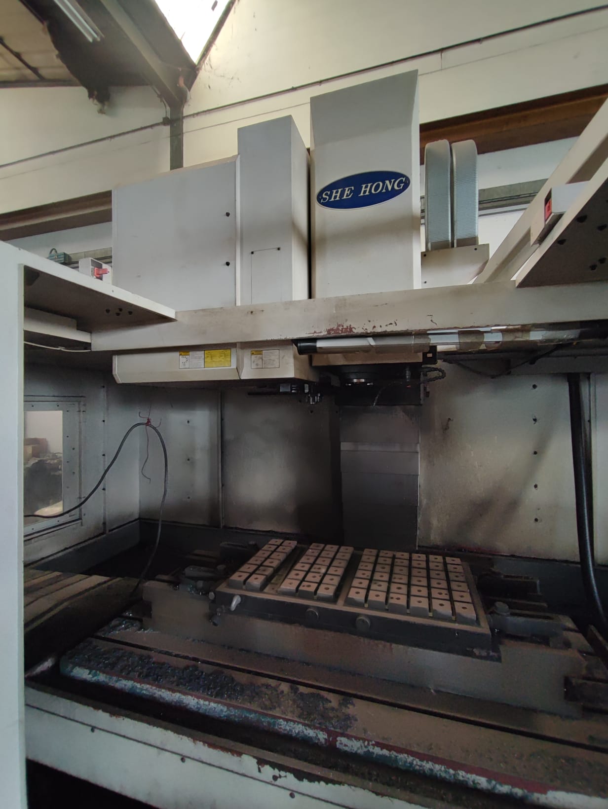 Centro di lavoro verticale SHE HONG VMC 1600A in vendita - foto 3