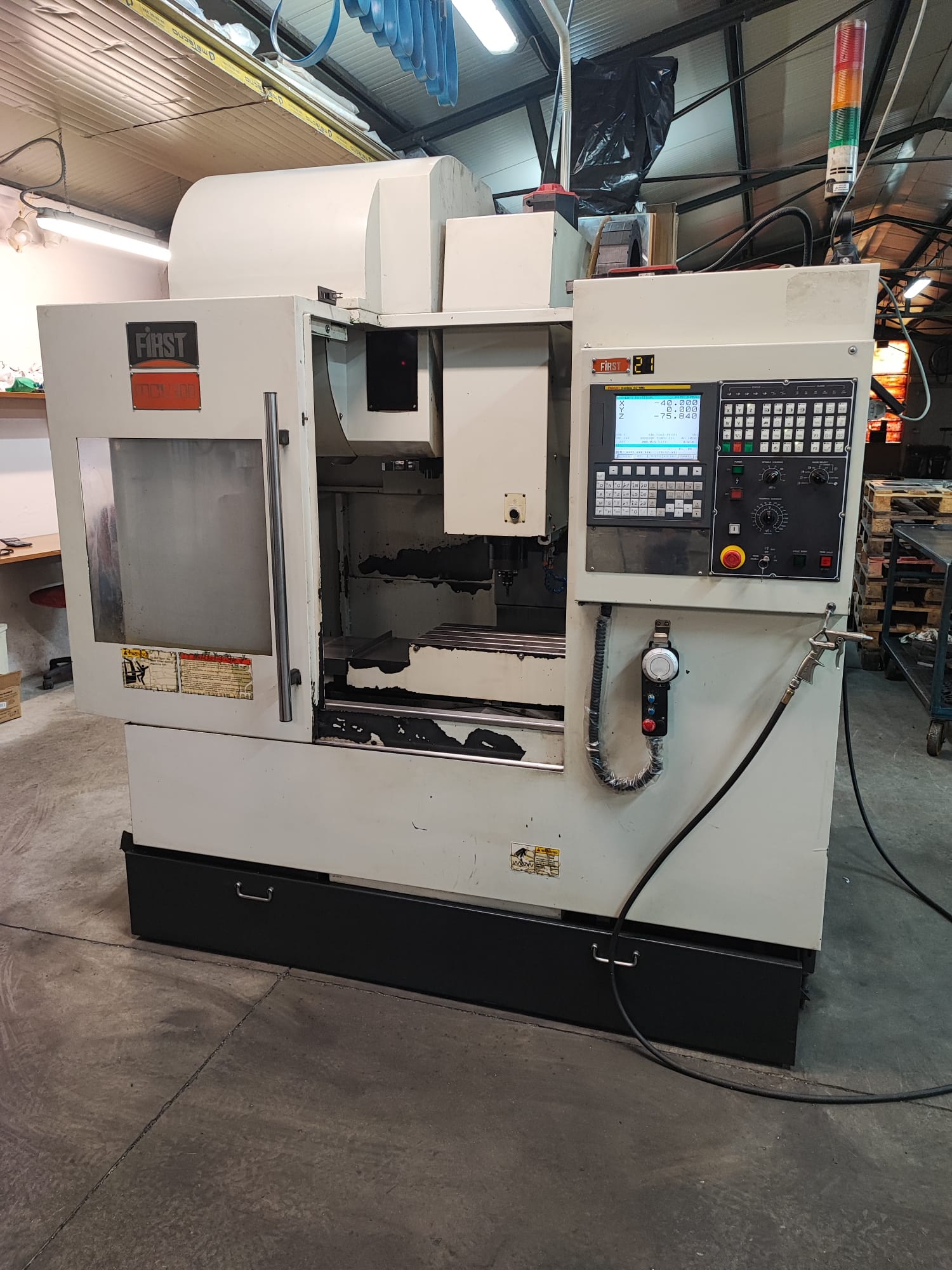 Centro di lavoro verticale FIRST MCV-300 in vendita - foto 1