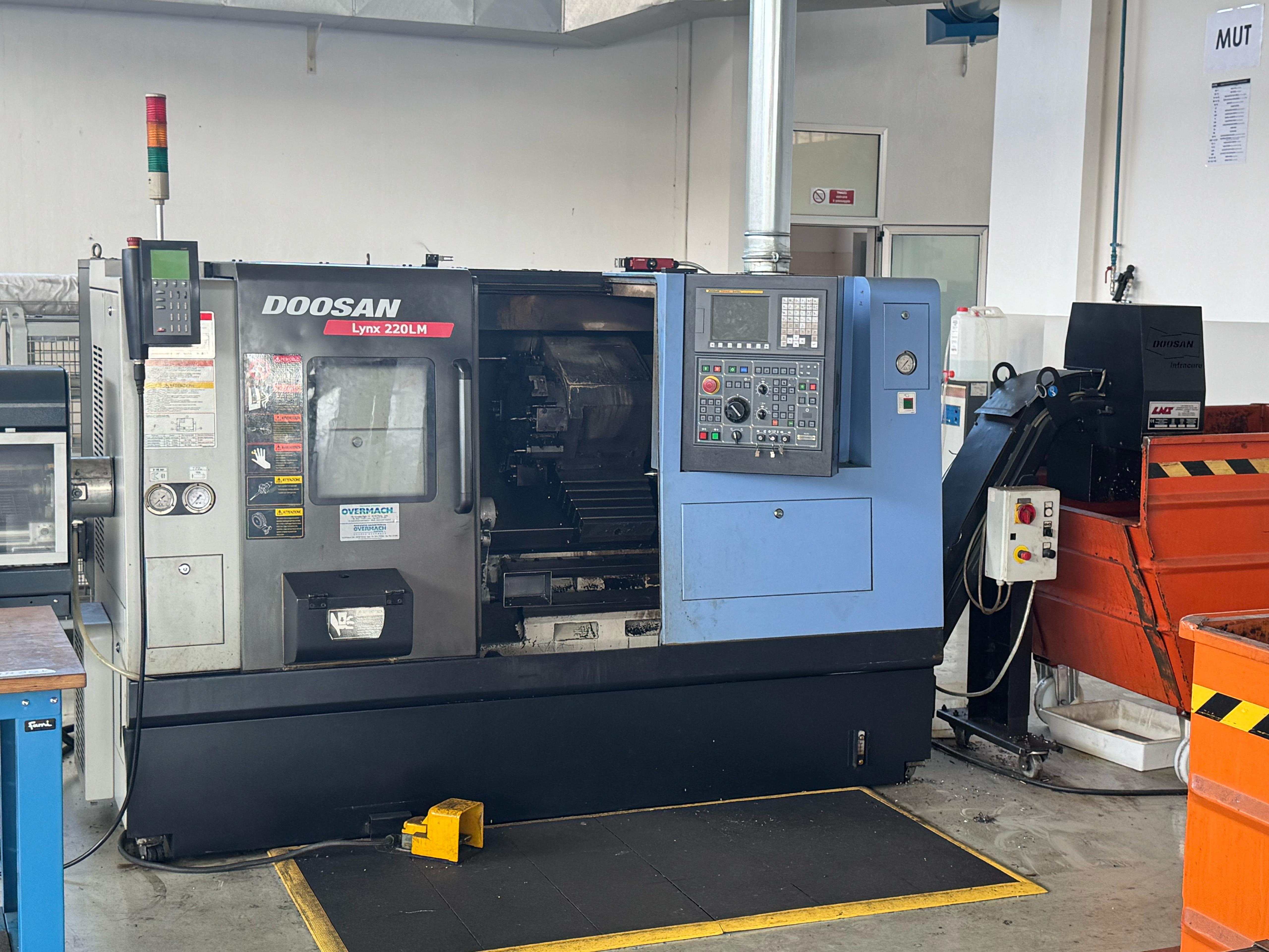 Tornio motorizzato DOOSAN LYNX 220 LMA caricatore LNS in vendita - foto 1