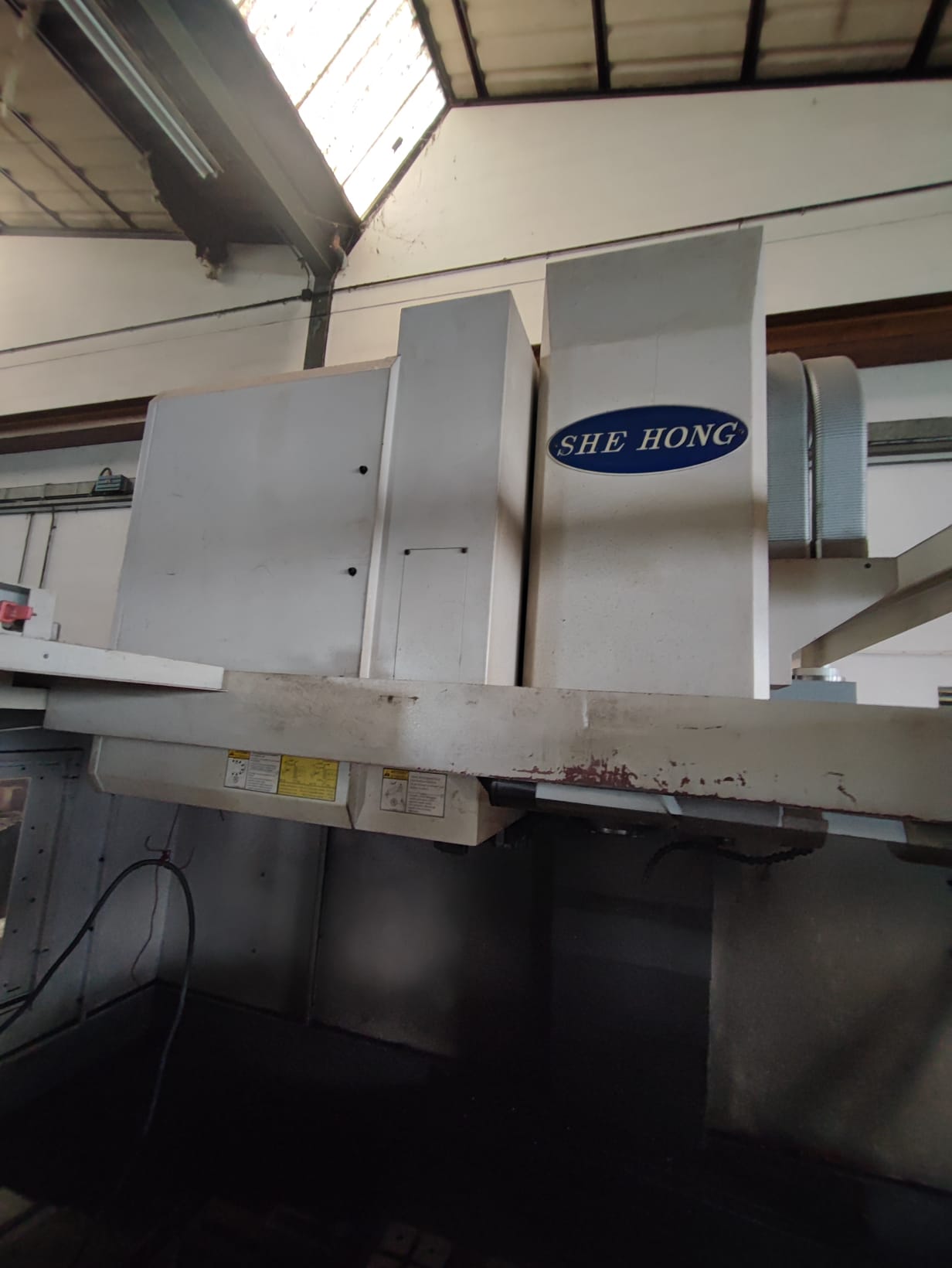 Centro di lavoro verticale SHE HONG VMC 1600A in vendita - foto 2