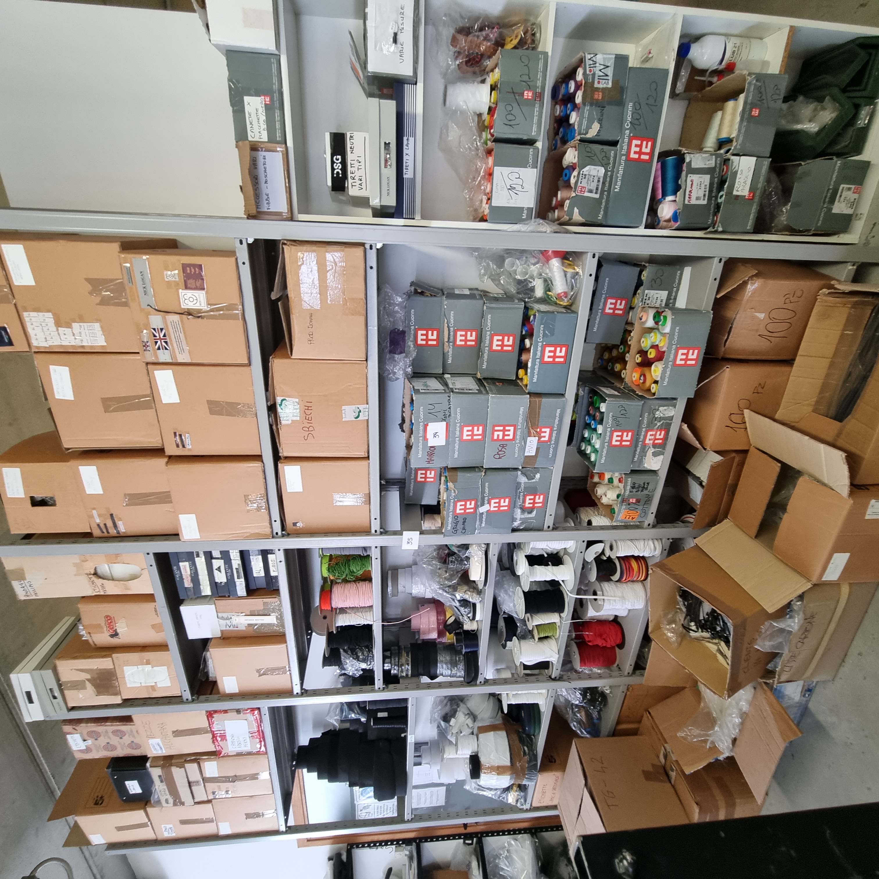 RIMANENZE DI MAGAZZINO - ACCESSORI DI CONFEZIONE in vendita - foto 1
