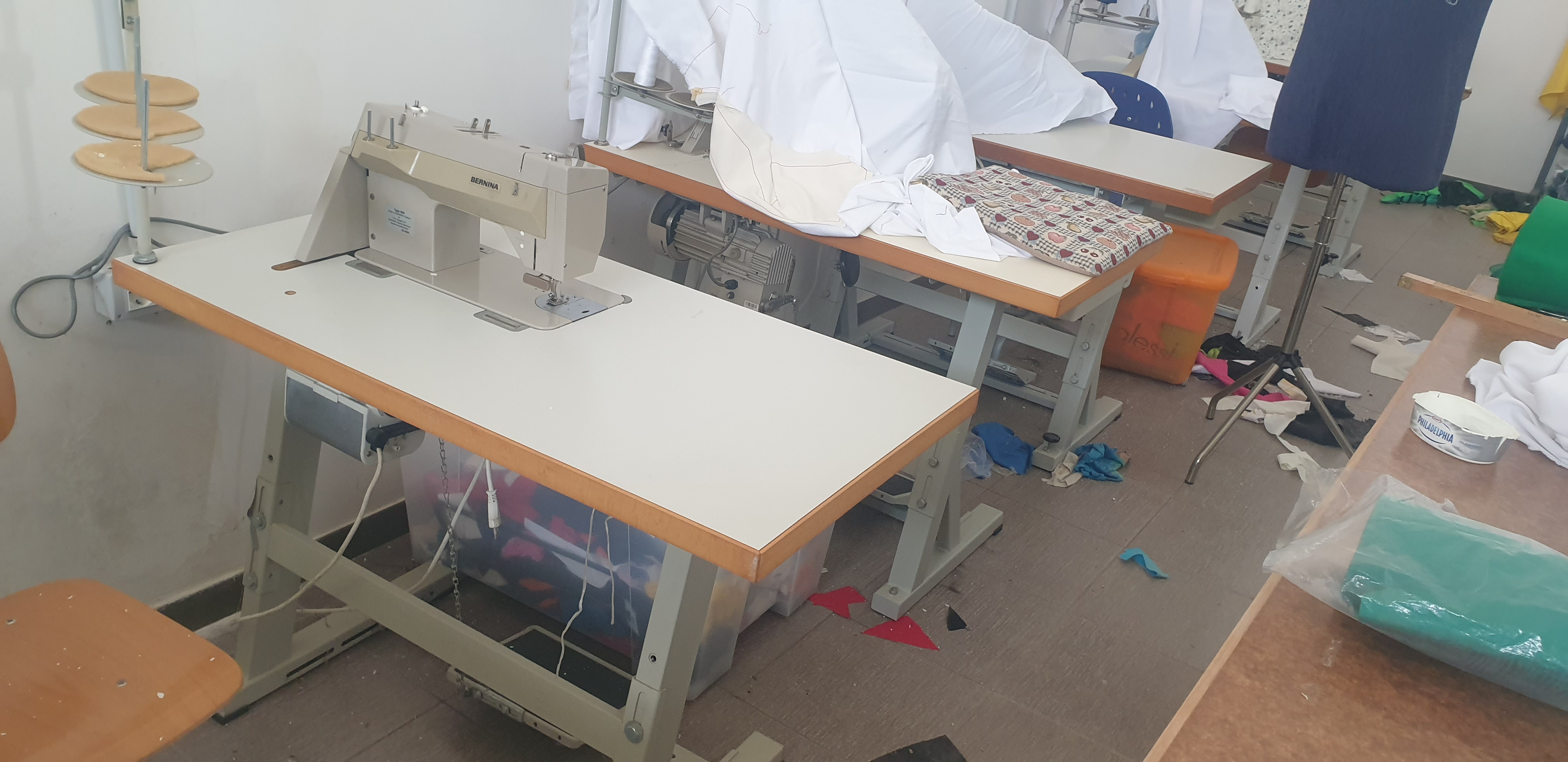 TAVOLO TAGLIO E STESURA MACCHINE DA CUCIRE TESSUTI in vendita - foto 1