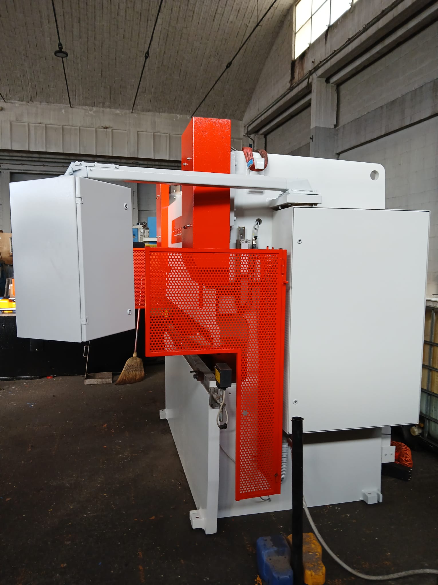 Piegatrice lamiera Beyeler Mod PR 6 2000 x 60 ton in vendita - foto 2