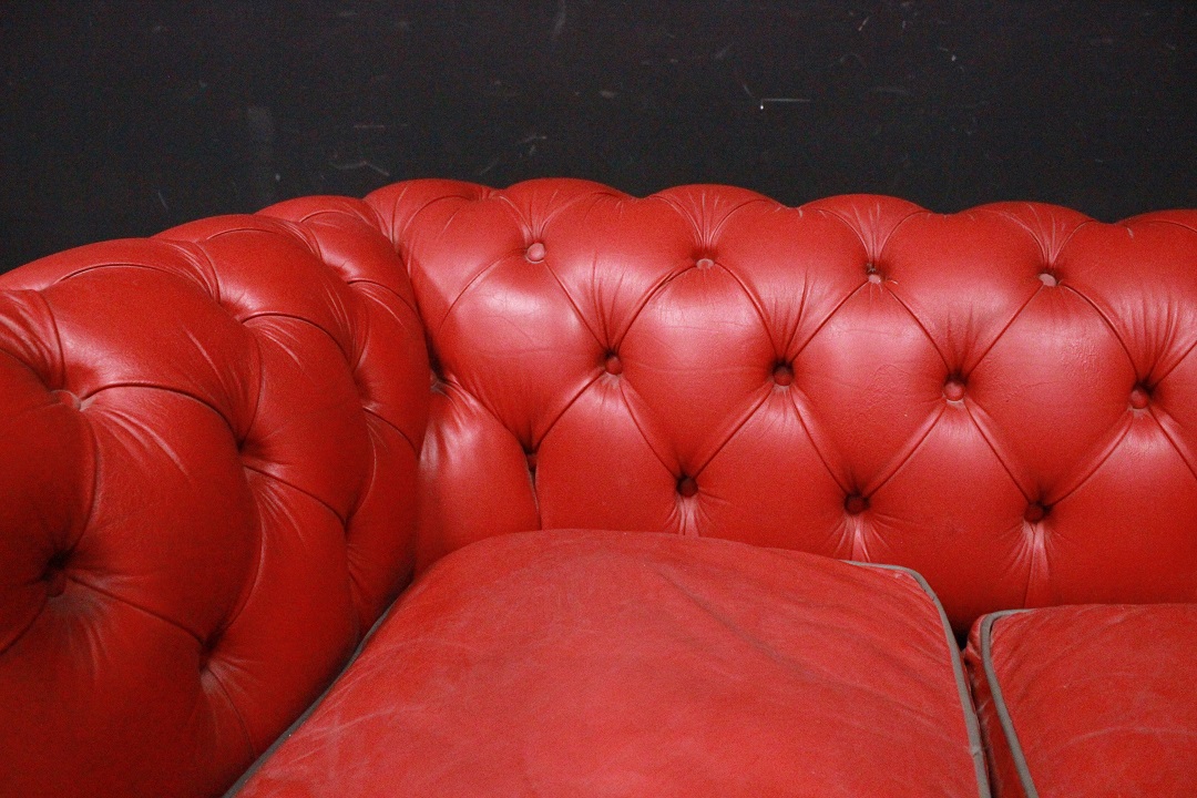 Divano Chesterfield 3 posti club in pelle rosso in vendita - foto 3