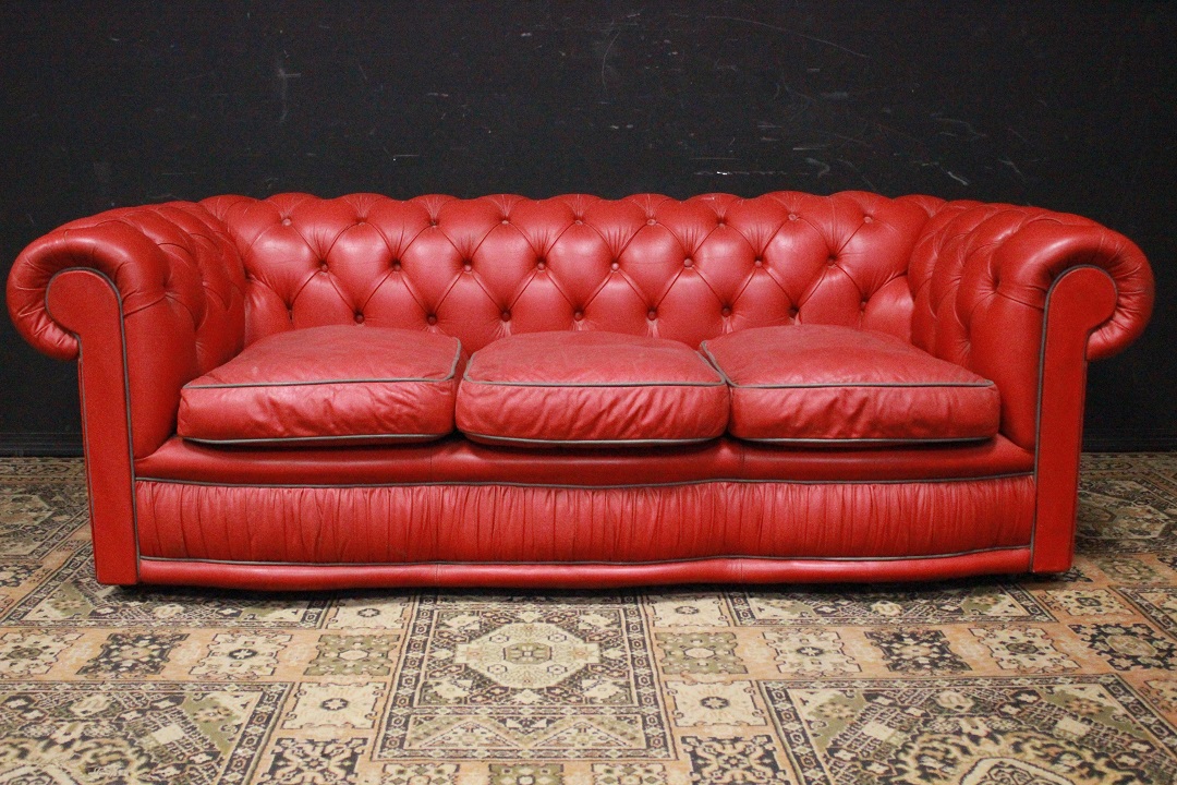 Divano Chesterfield 3 posti club in pelle rosso in vendita - foto 10