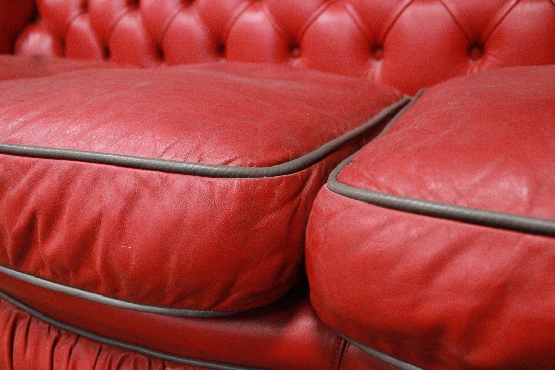 Divano Chesterfield 3 posti club in pelle rosso in vendita - foto 4