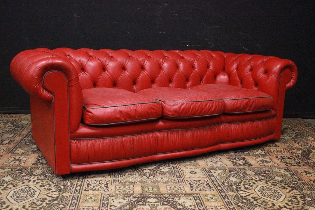 Divano Chesterfield 3 posti club in pelle rosso in vendita - foto 1