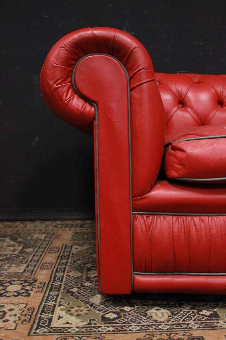 Divano Chesterfield 3 posti club in pelle rosso in vendita - foto 2