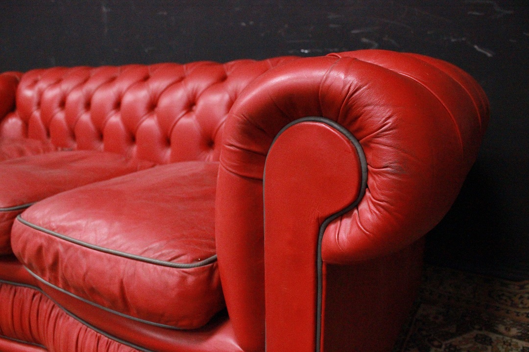 Divano Chesterfield 3 posti club in pelle rosso in vendita - foto 6