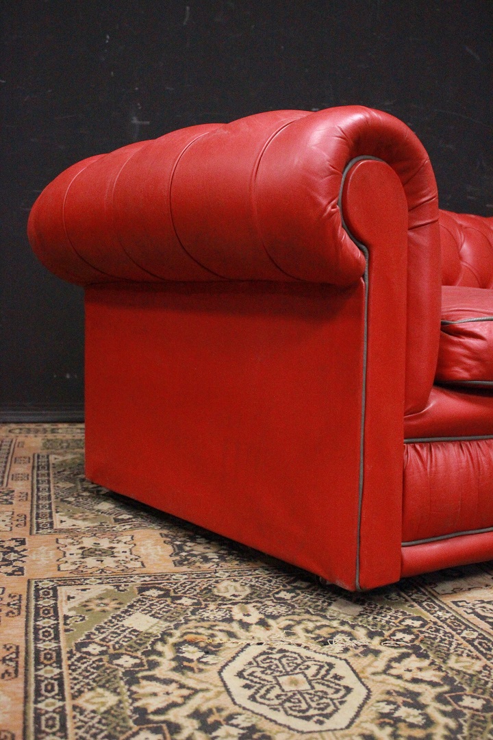 Divano Chesterfield 3 posti club in pelle rosso in vendita - foto 8