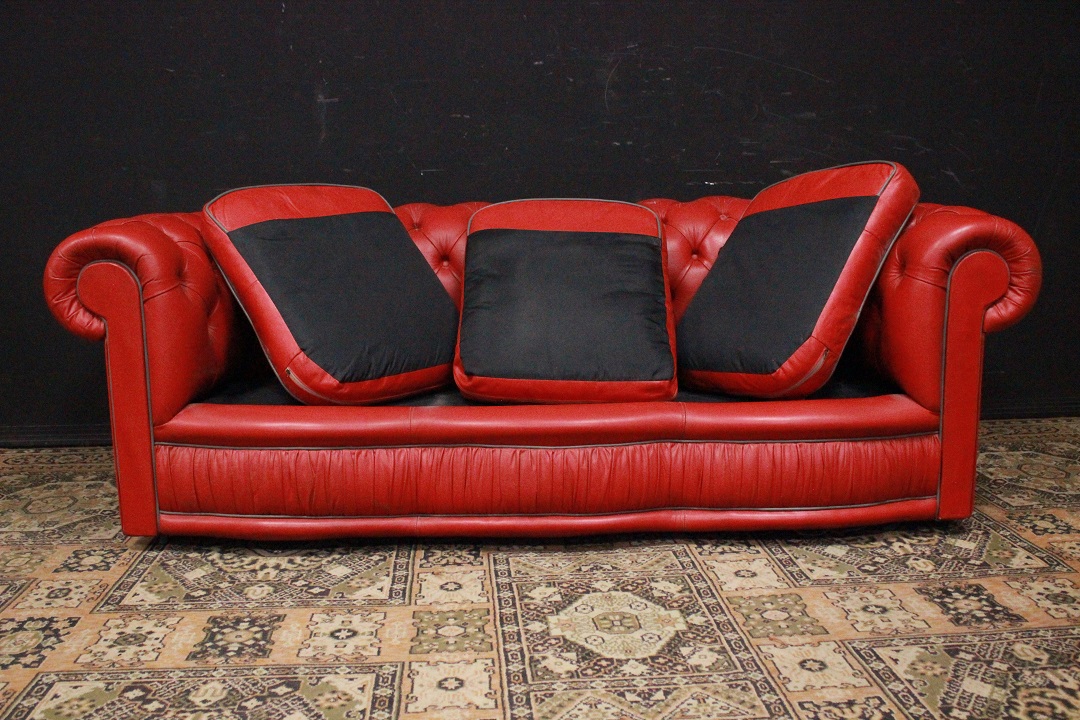 Divano Chesterfield 3 posti club in pelle rosso in vendita - foto 5