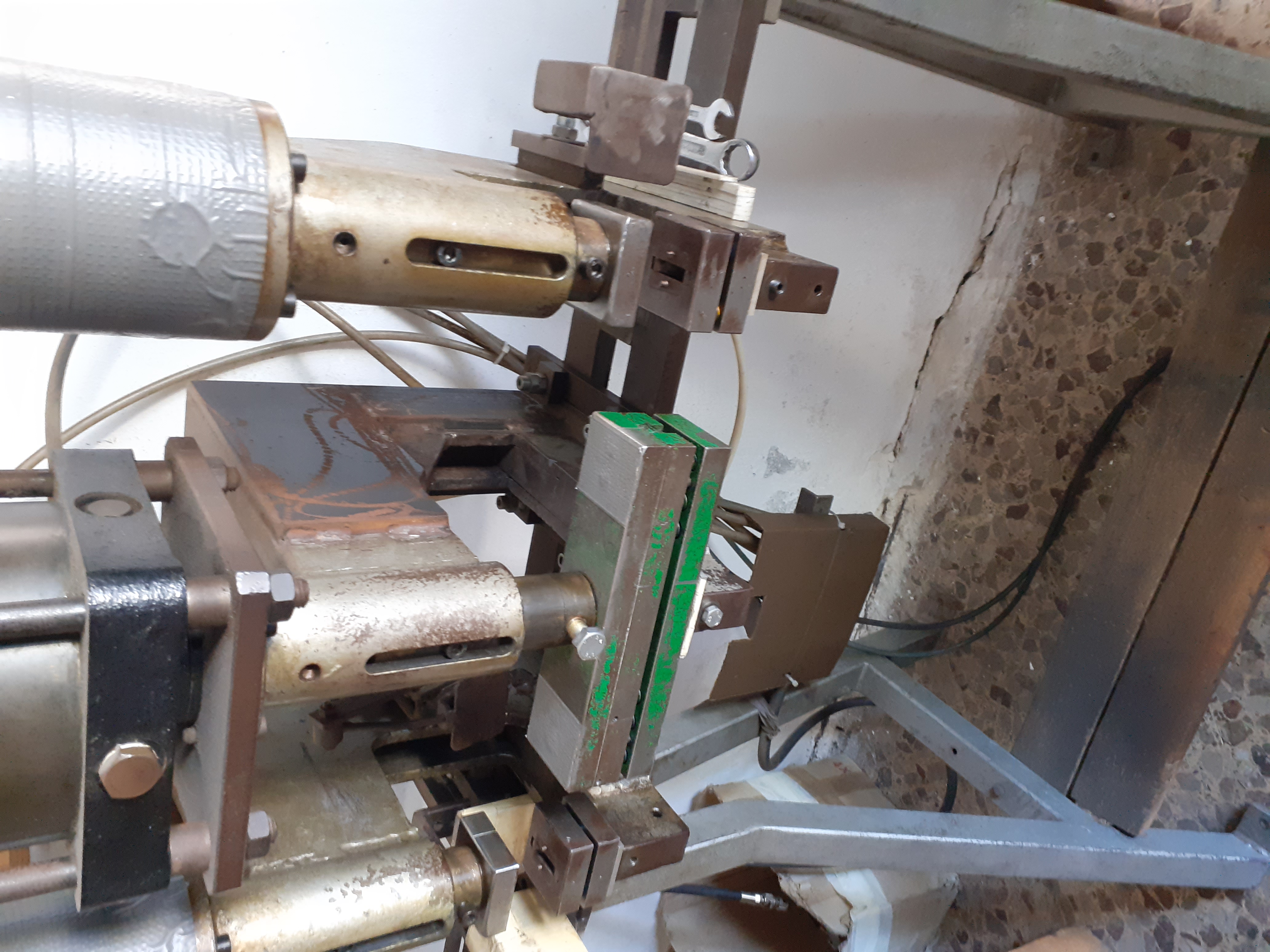 Pressa posa chiusure  in vendita - foto 1