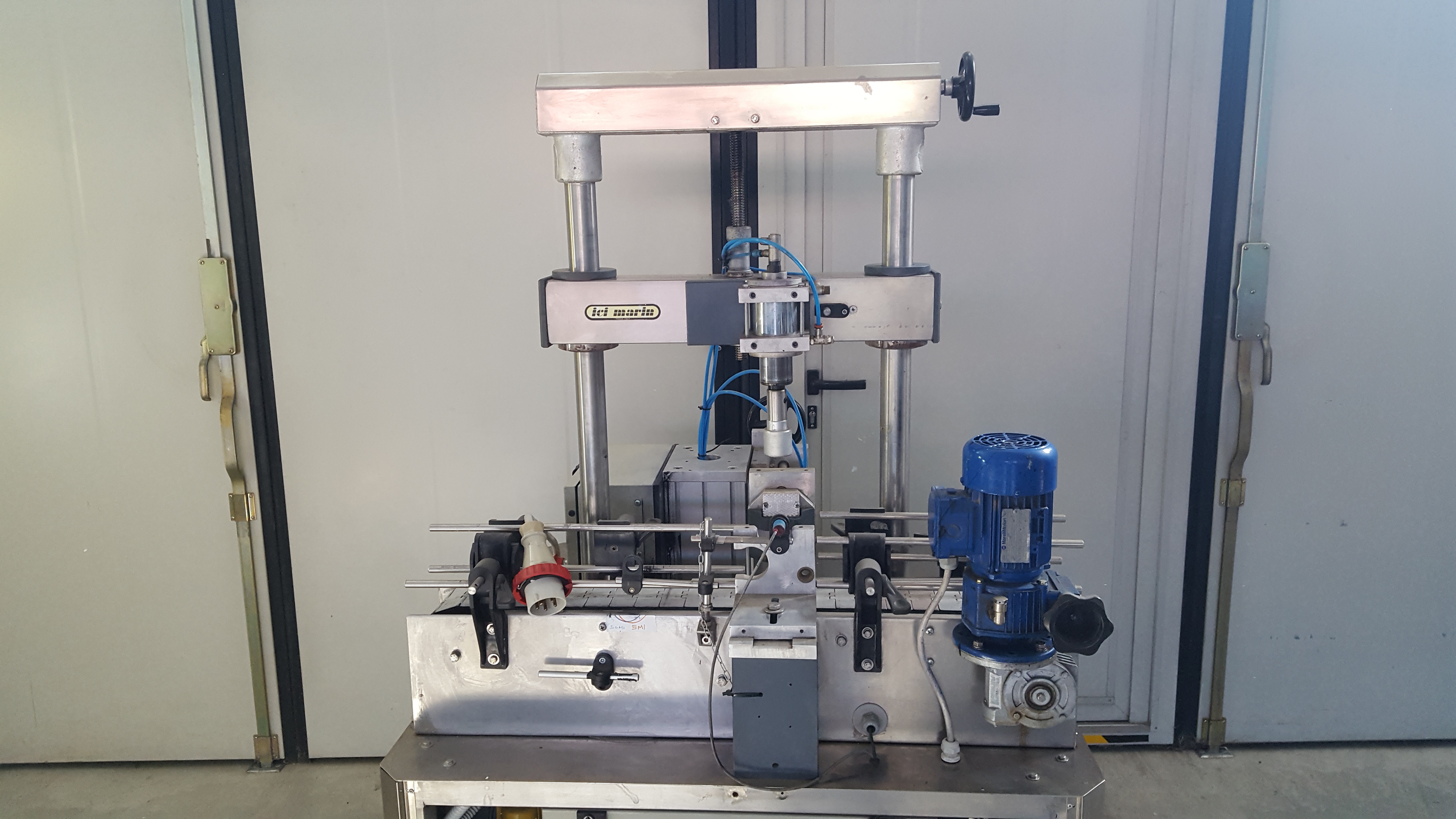 Linea nastro con tappatore elettro pneumatico 380 V in vendita - foto 6