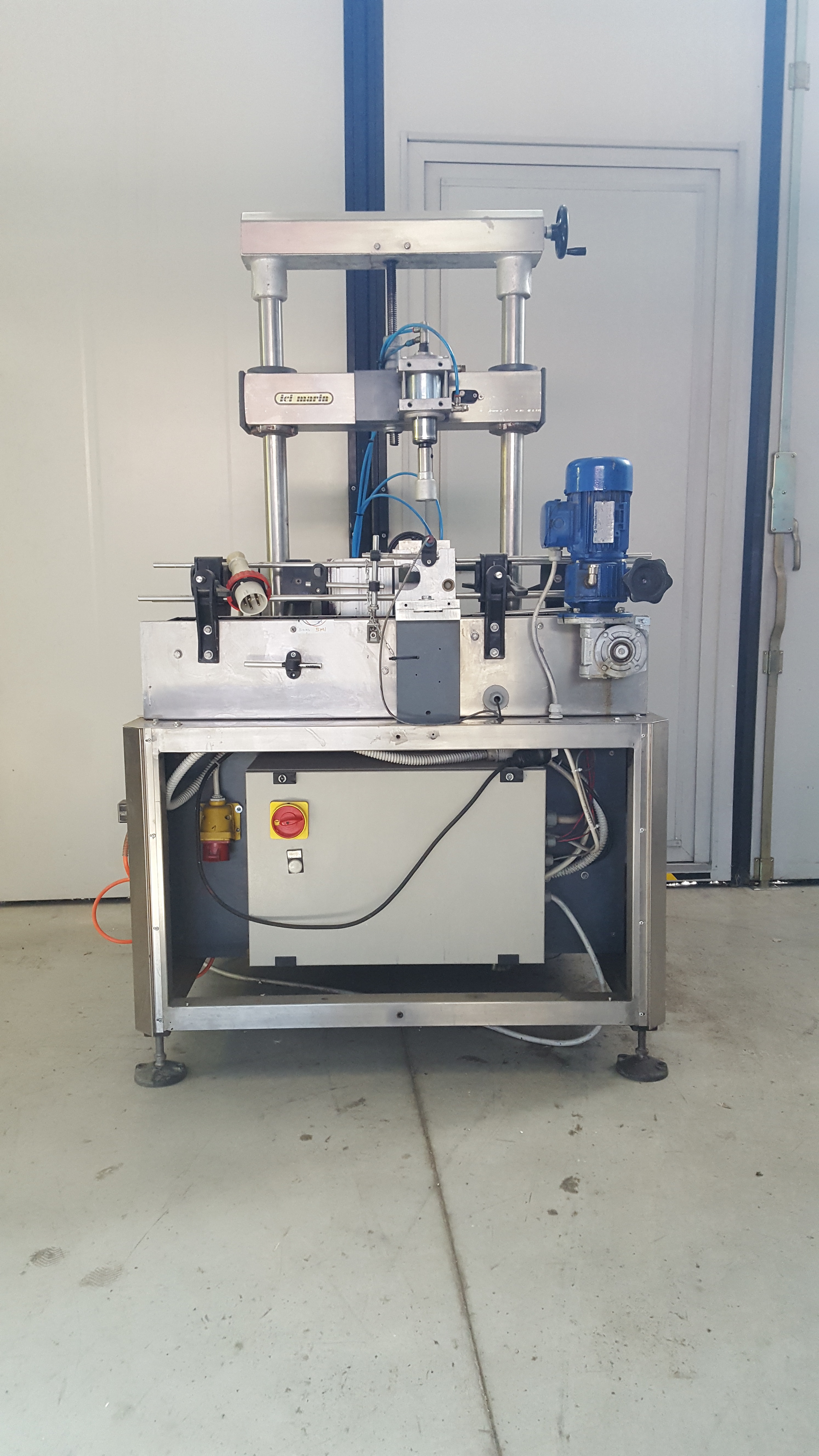 Linea nastro con tappatore elettro pneumatico 380 V in vendita - foto 2