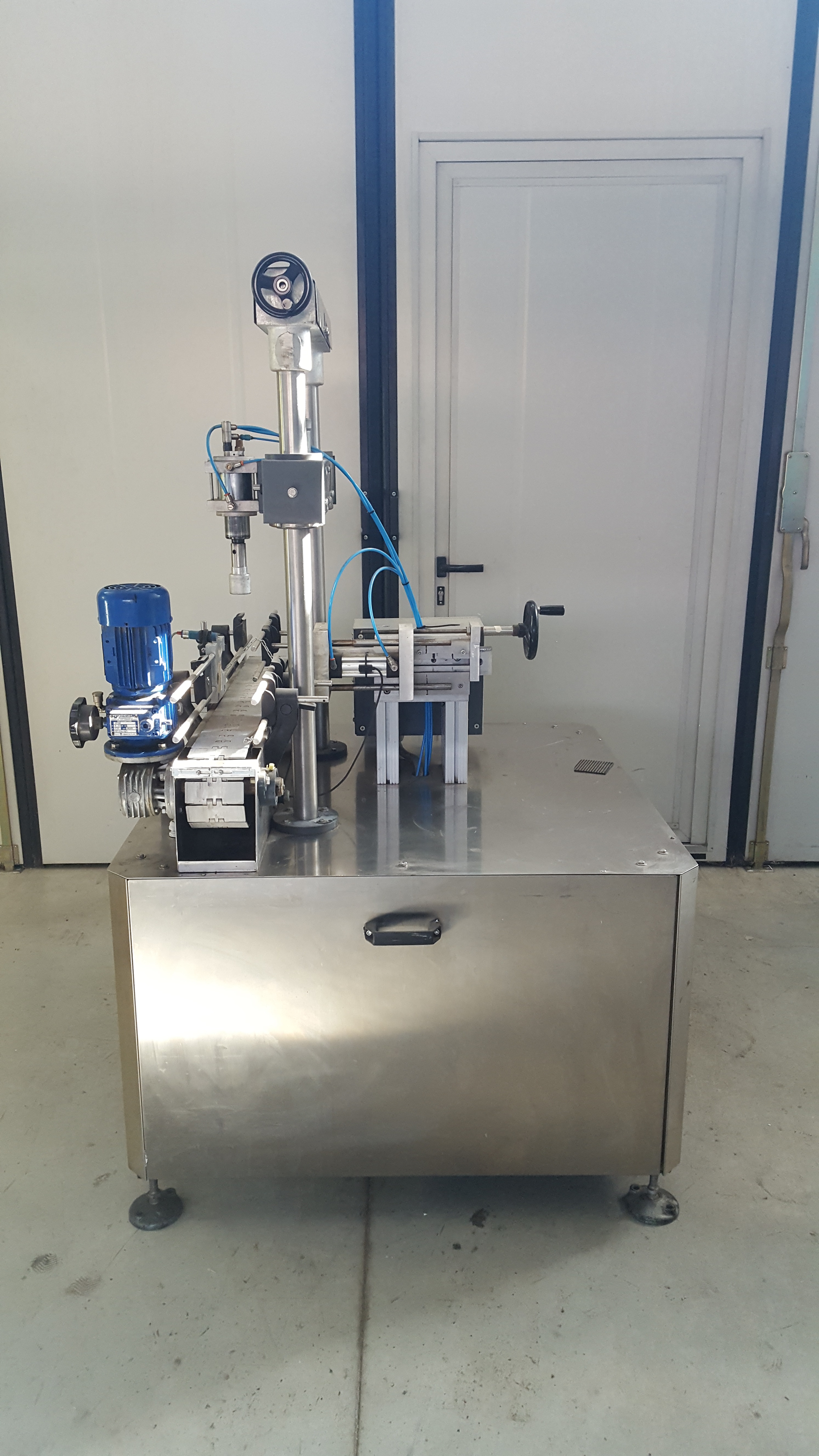 Linea nastro con tappatore elettro pneumatico 380 V in vendita - foto 4