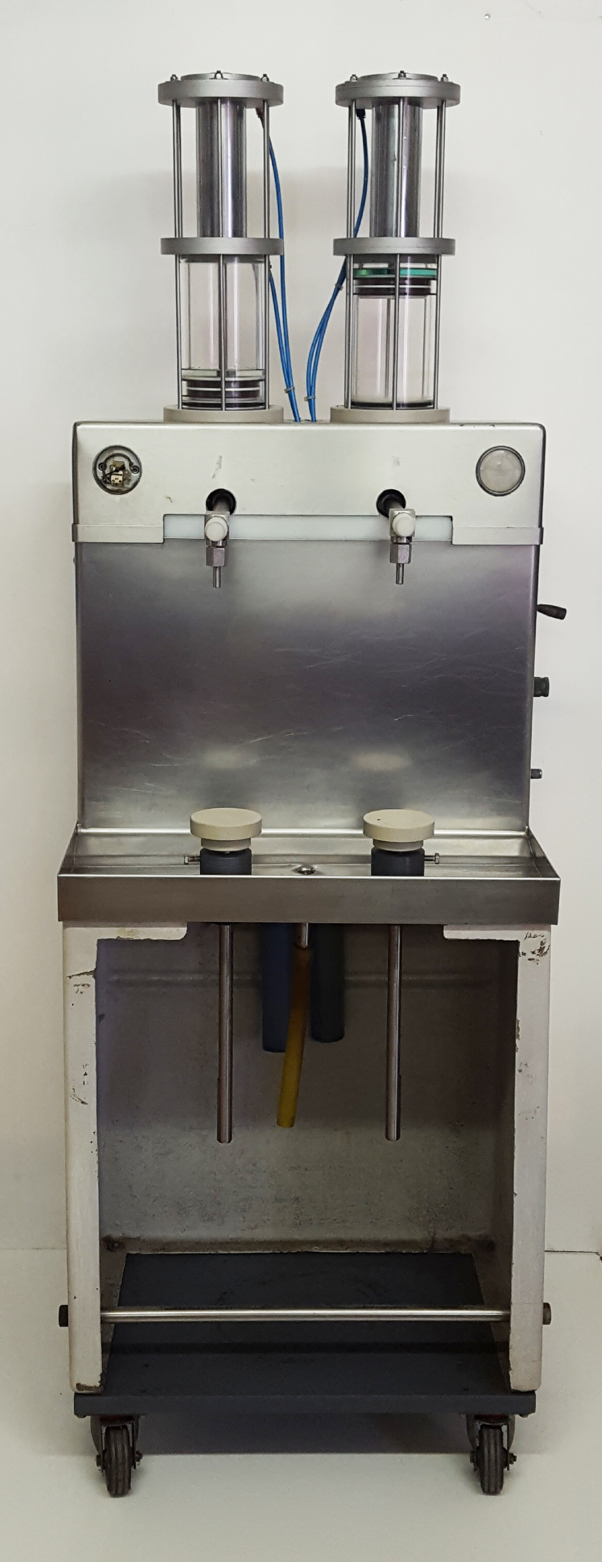 Imbottigliatrice pneumatica a due teste. in vendita - foto 2