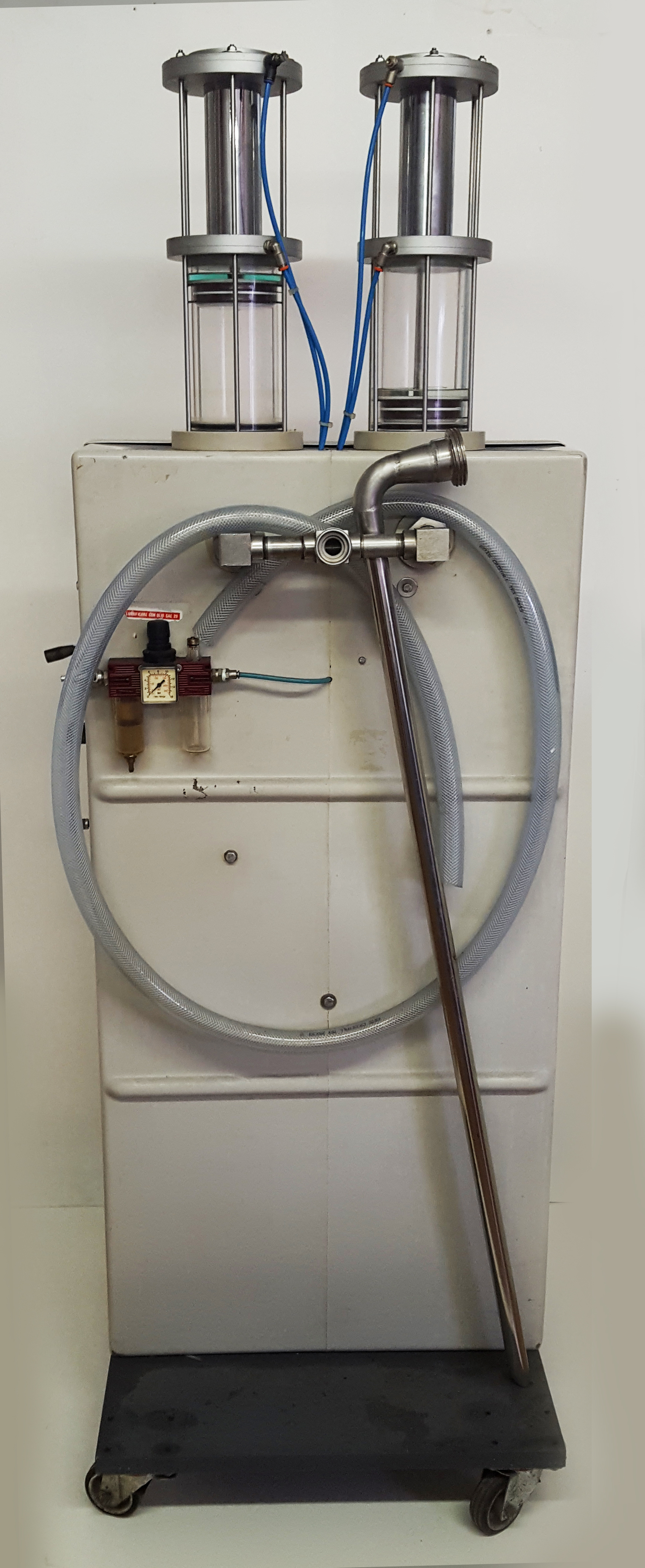 Imbottigliatrice pneumatica a due teste. in vendita - foto 4
