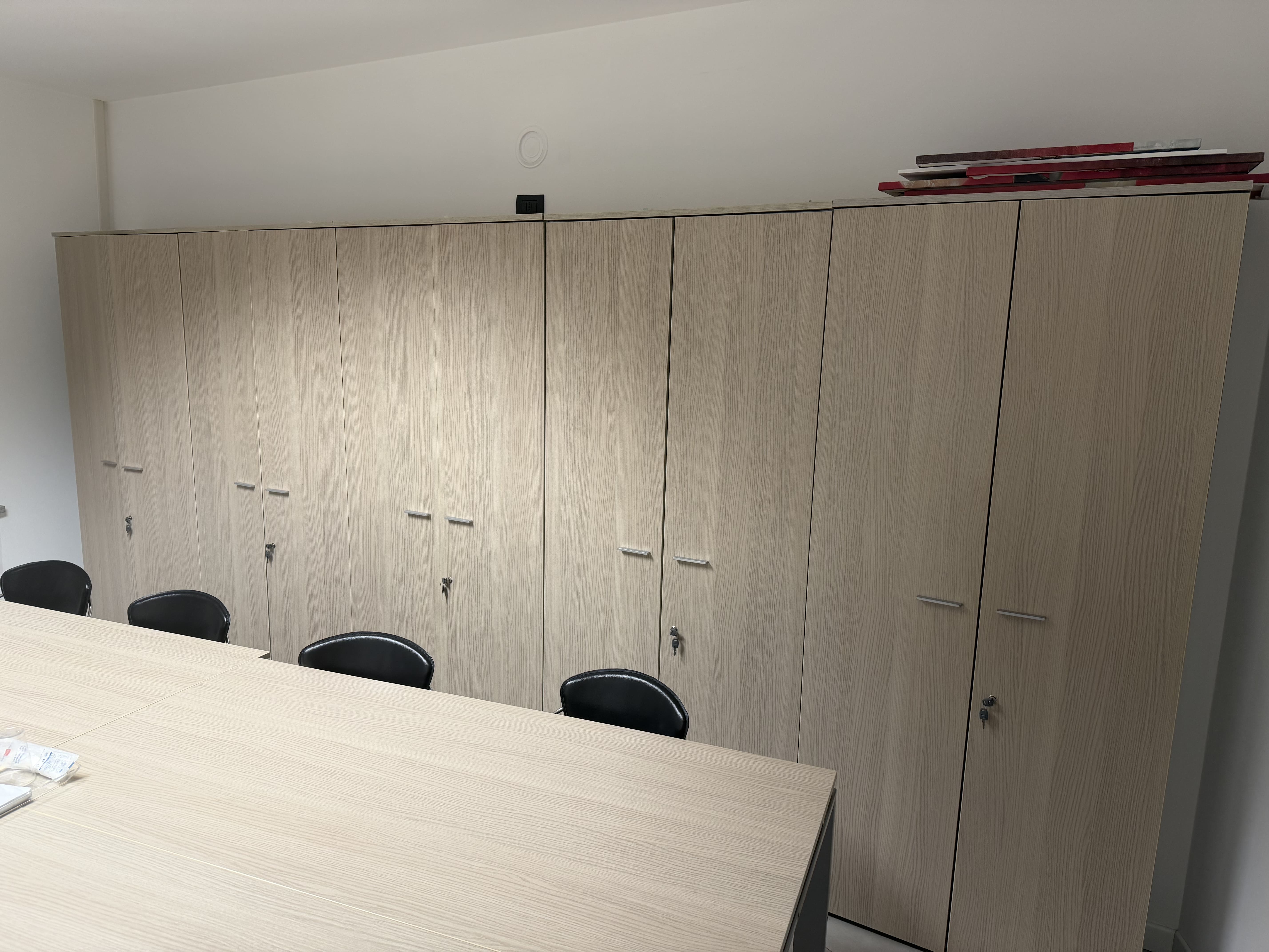 ARREDO UFFICIO COMPLETO – SCRIVANIE, ARMADI, SEDIE in vendita - foto 7