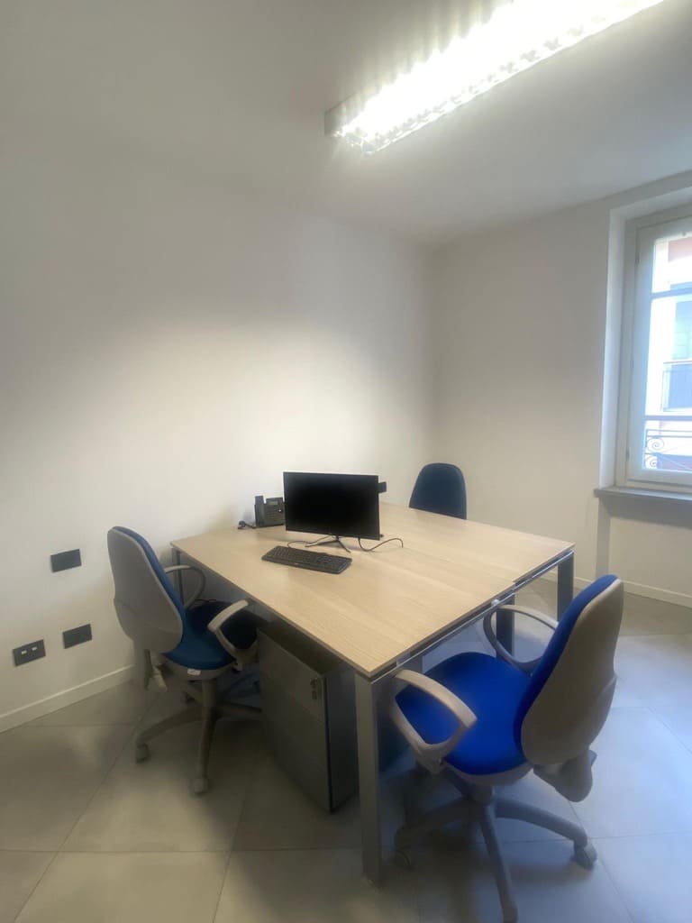 ARREDO UFFICIO COMPLETO – SCRIVANIE, ARMADI, SEDIE in vendita - foto 1