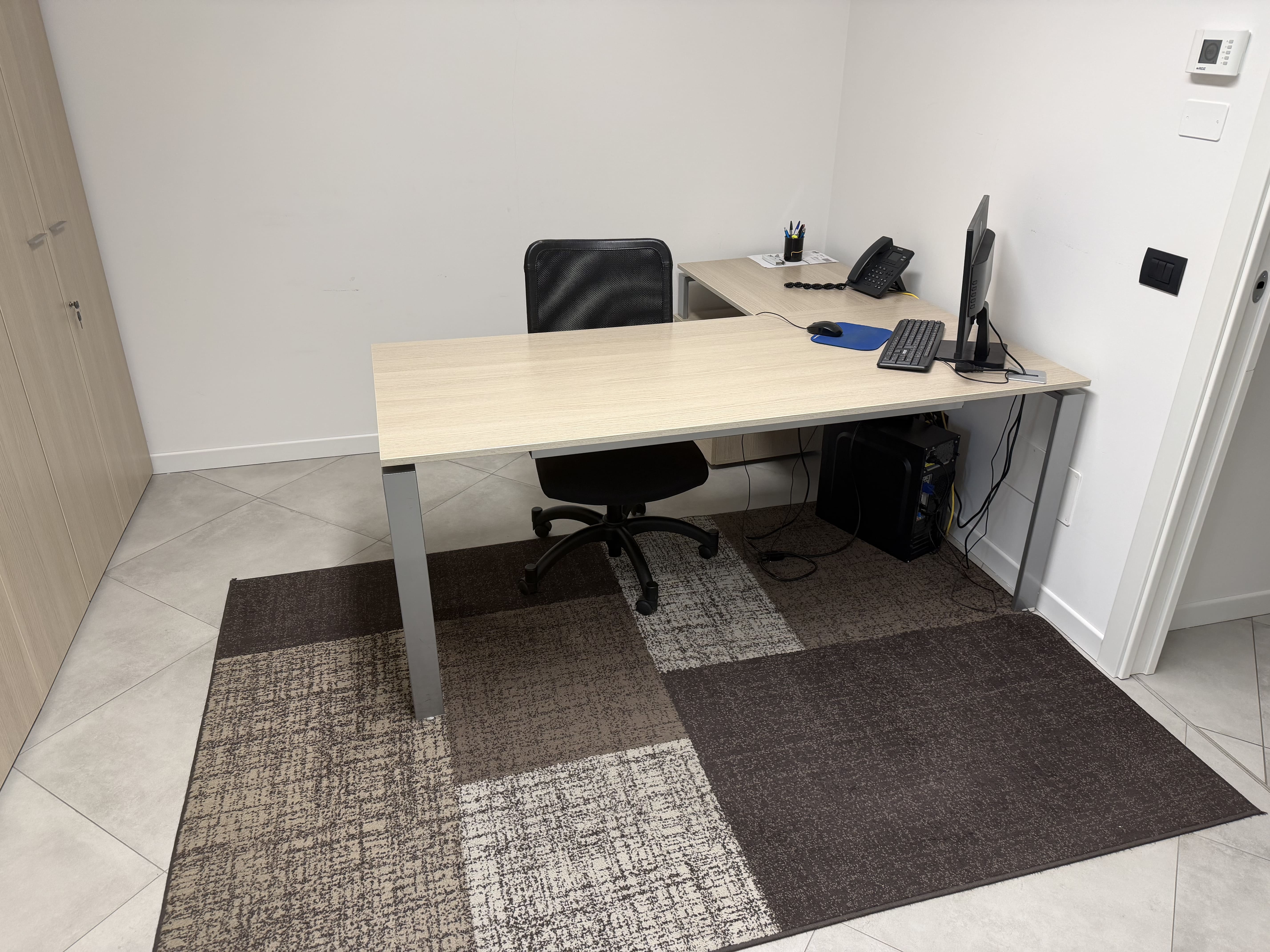 ARREDO UFFICIO COMPLETO – SCRIVANIE, ARMADI, SEDIE in vendita - foto 3