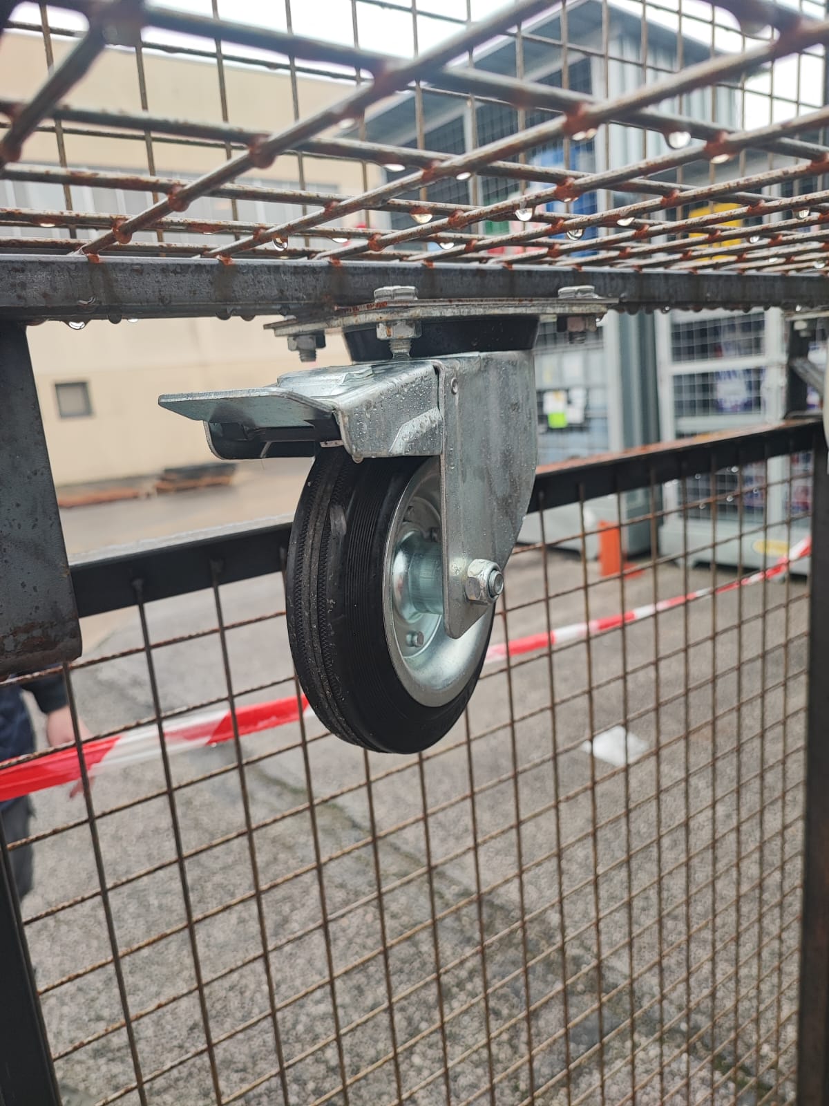 Carrello a cassone con ruote in ferro in vendita - foto 3