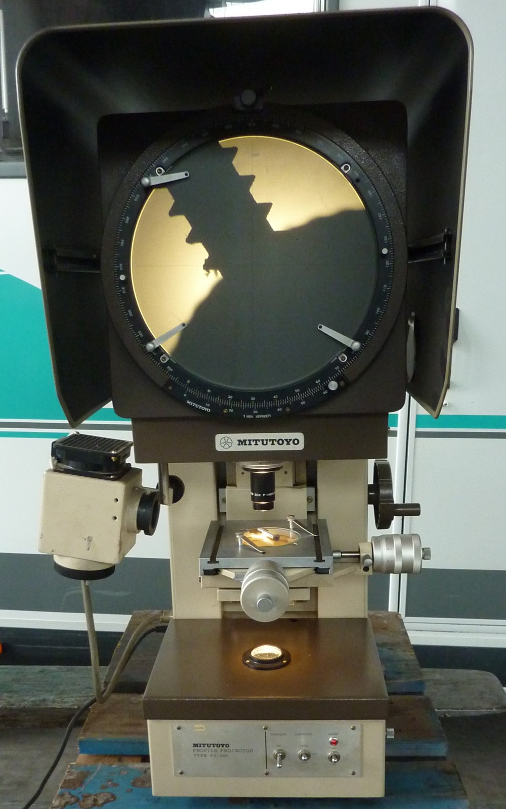 Proiettore di profili Mitutoyo modello PJ-250C in vendita - foto 1