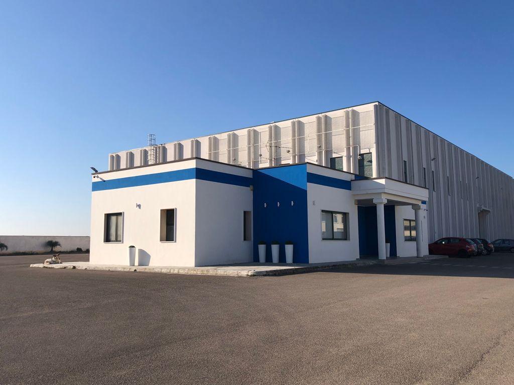 Capannone industriale con 8 celle frigo e piazzale in vendita - foto 1