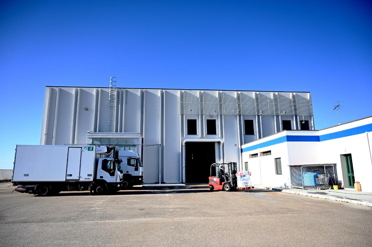 Capannone industriale con 8 celle frigo e piazzale in vendita - foto 2