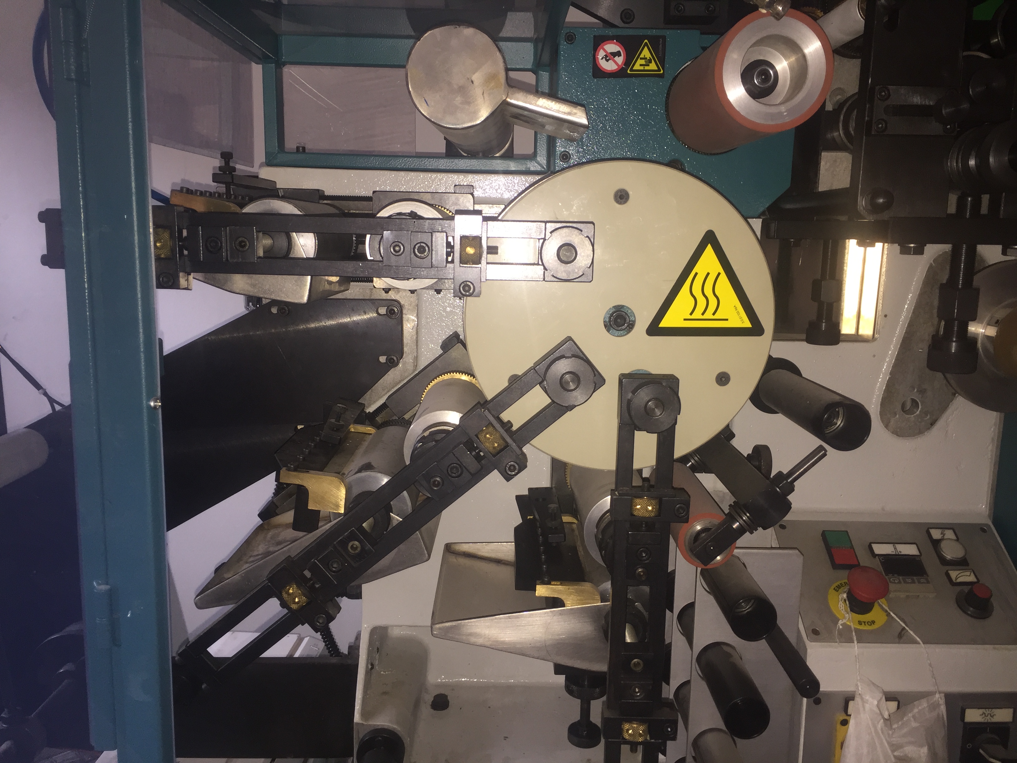 MACCHINA  PER LA PRODUZIONE DI ETICHETTE ADESIVE  in vendita - foto 2