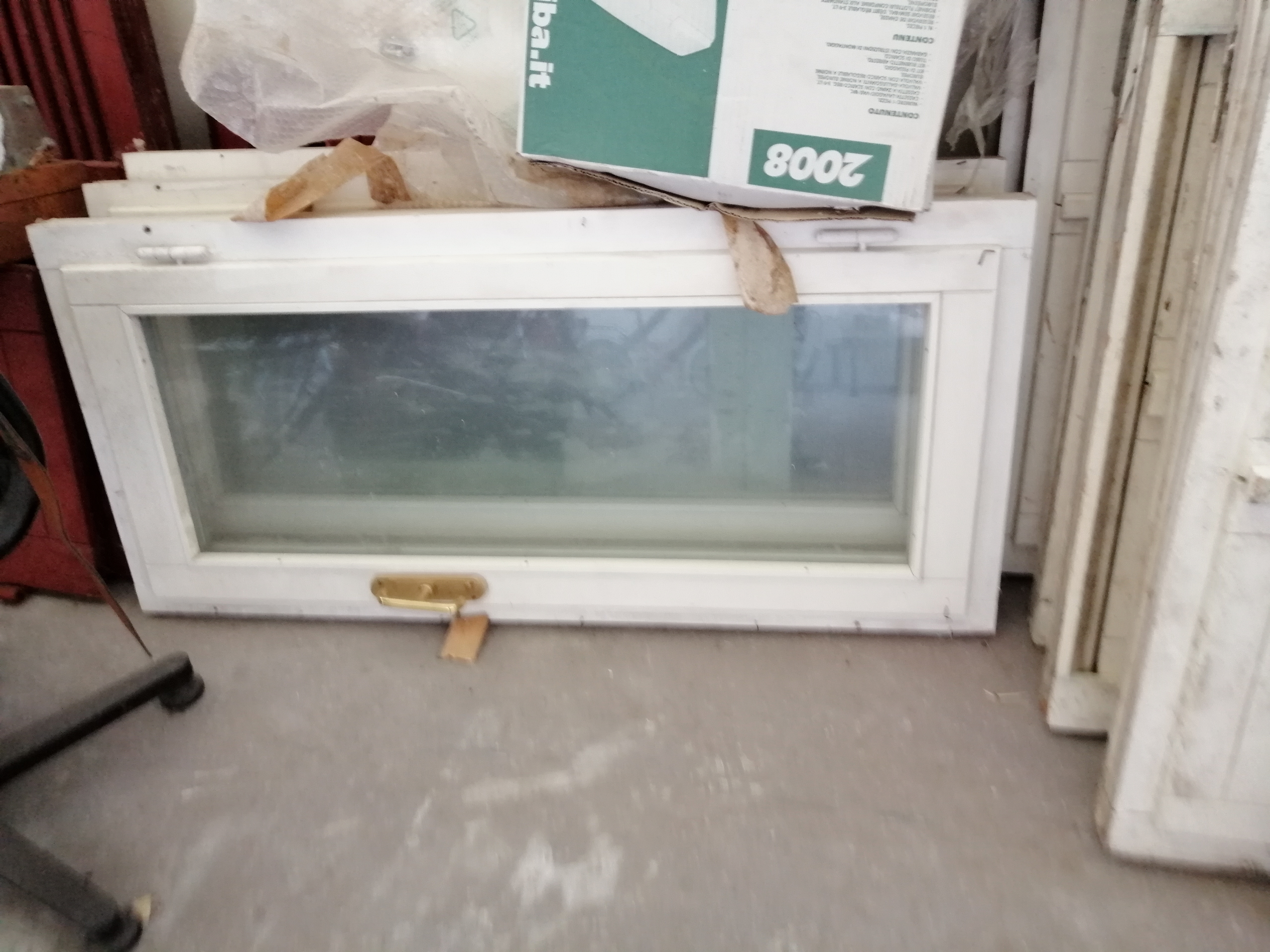 VENDO FINESTRE E SCURI IN LEGNO  in vendita - foto 2