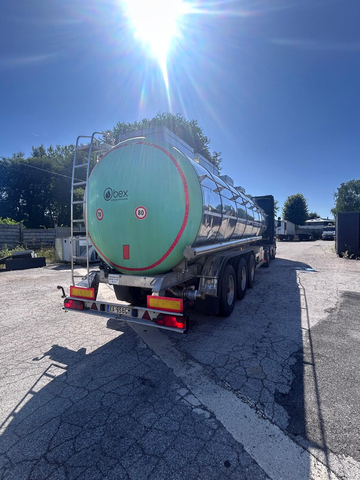 SEMIRIMORCHIO CON CISTERNA TRASPORTO LIQUIDI in vendita - foto 2