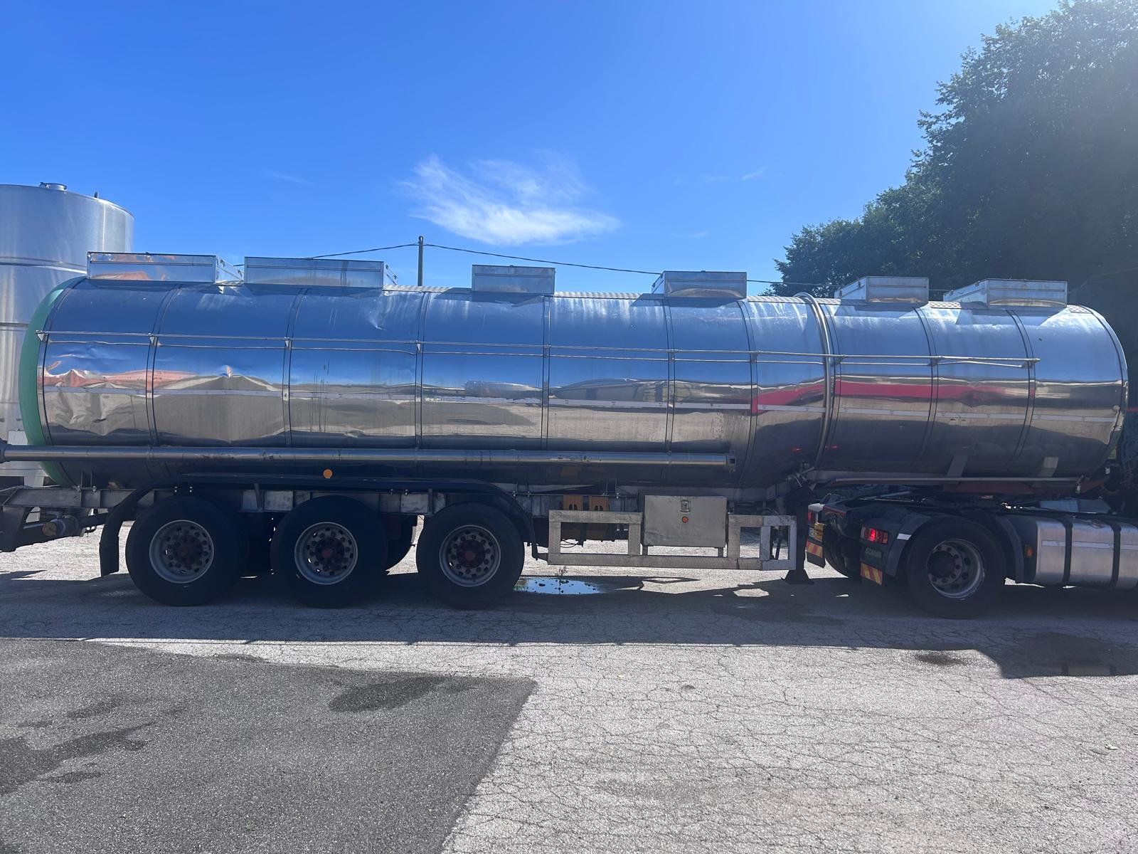 SEMIRIMORCHIO CON CISTERNA TRASPORTO LIQUIDI in vendita - foto 1