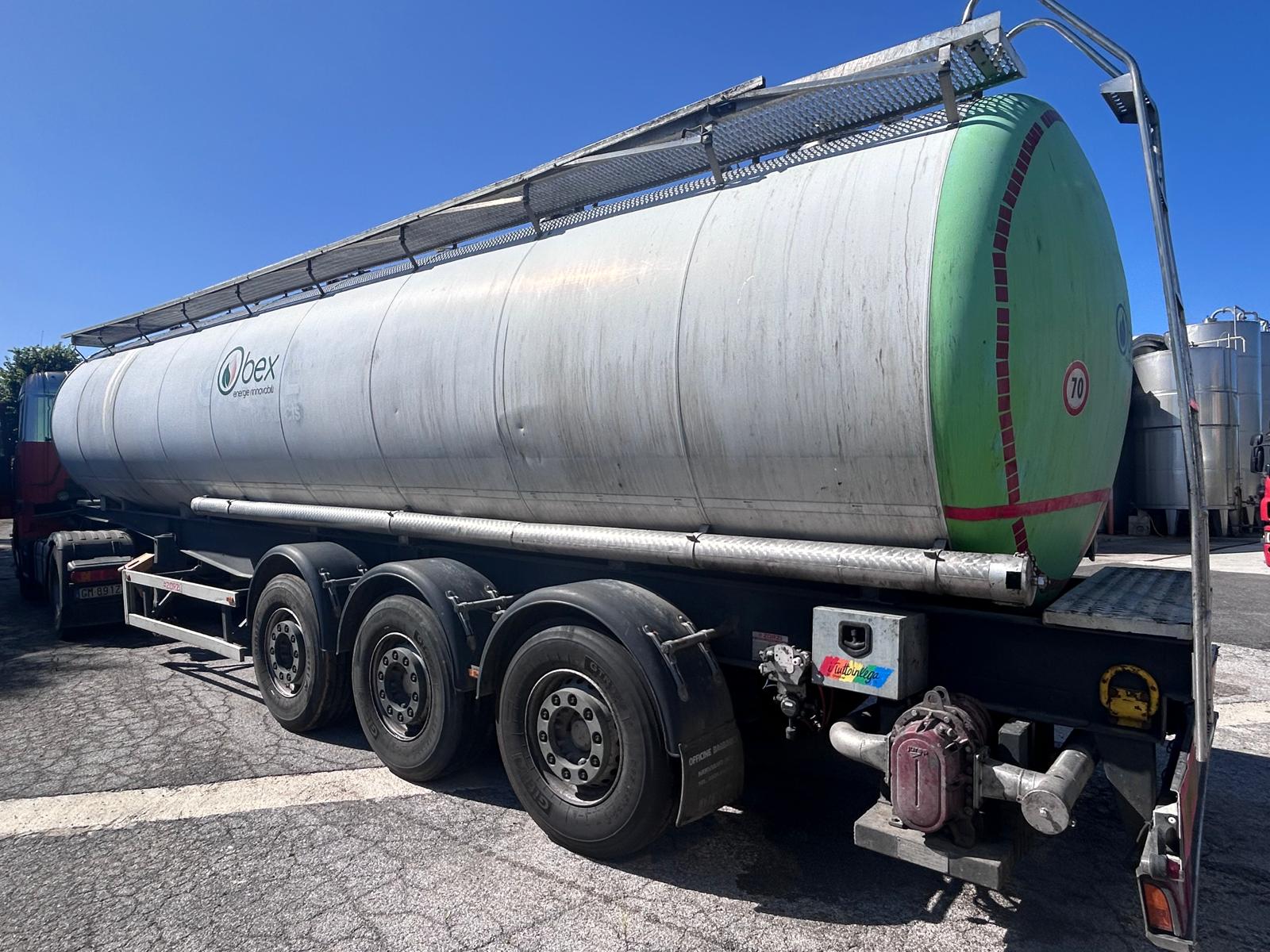 SEMIRIMORCHIO CON CISTERNA TRASPORTO LIQUIDI in vendita - foto 2
