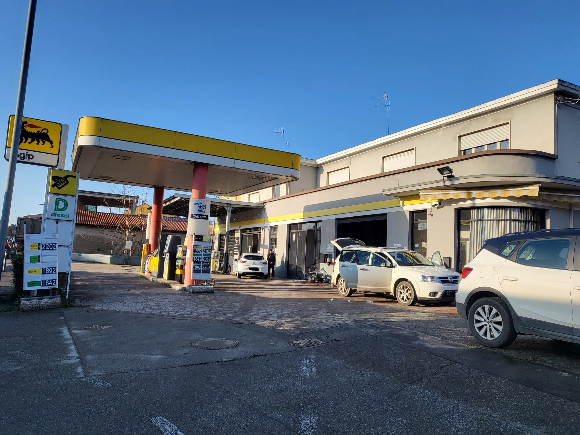 QUOTA 33 % OFFICINA GOMMISTA, AUTOLAVAGGI, CARBURANTI in vendita - foto 15