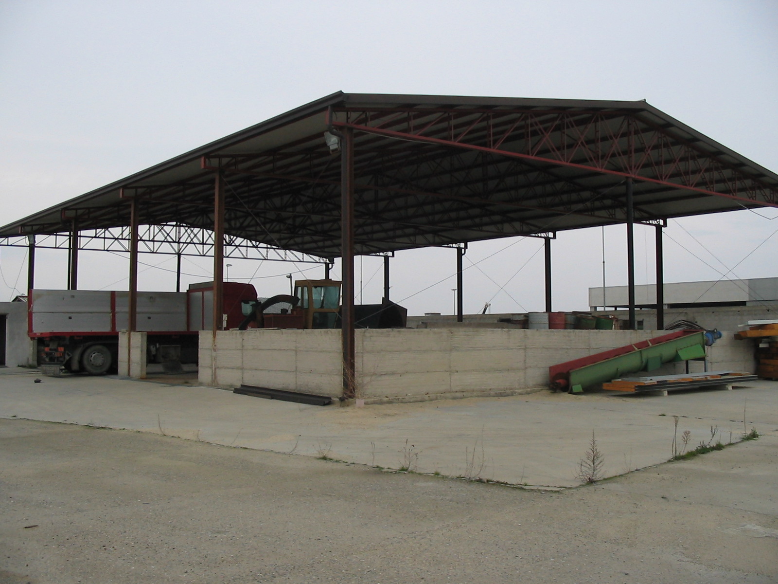 Terreno di 1150M² Con tettoia per ricovero mezzi. in vendita - foto 1