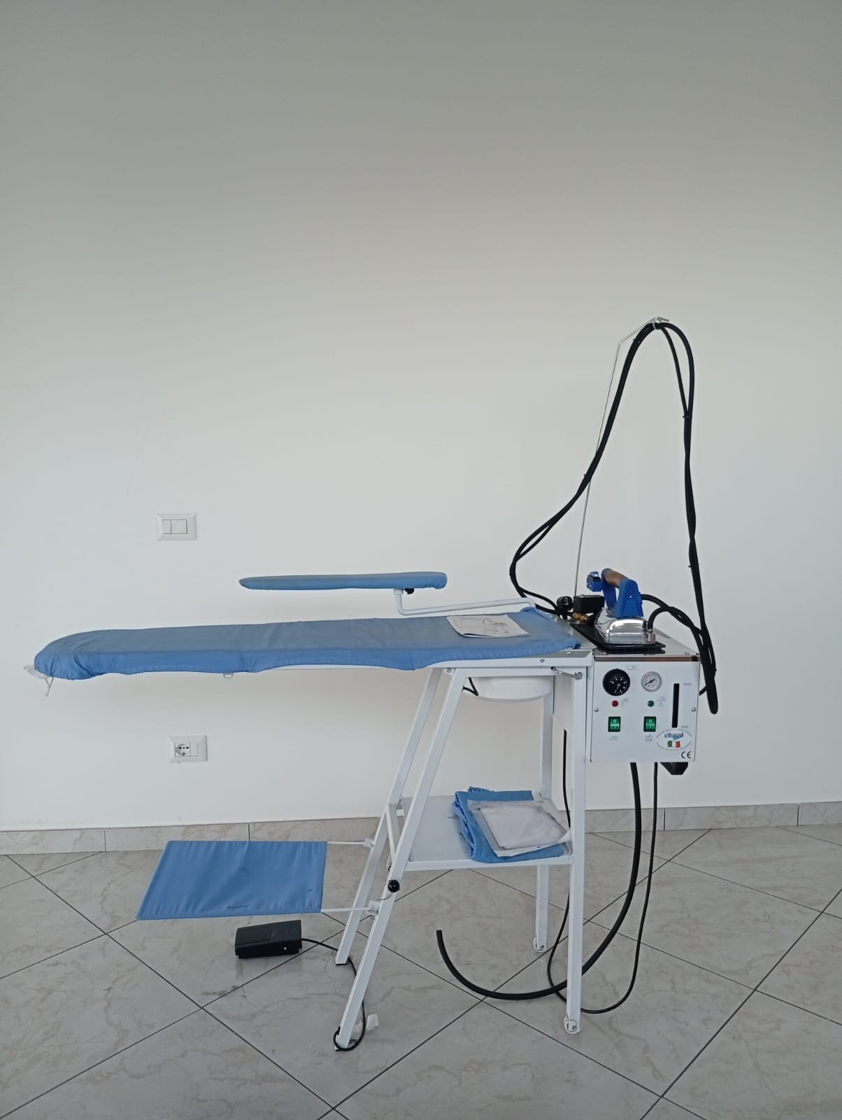 •	Tavolo da stiro Futura C5 - COMEL in vendita - foto 1